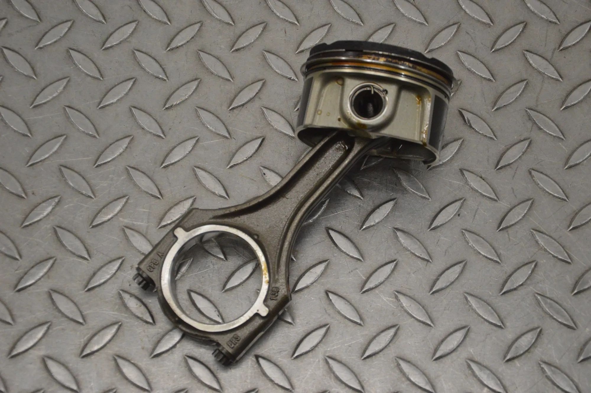Porsche 911 (991) Piston Piston — PORSCHE 911 (991) (2011-2020) — 400A47...