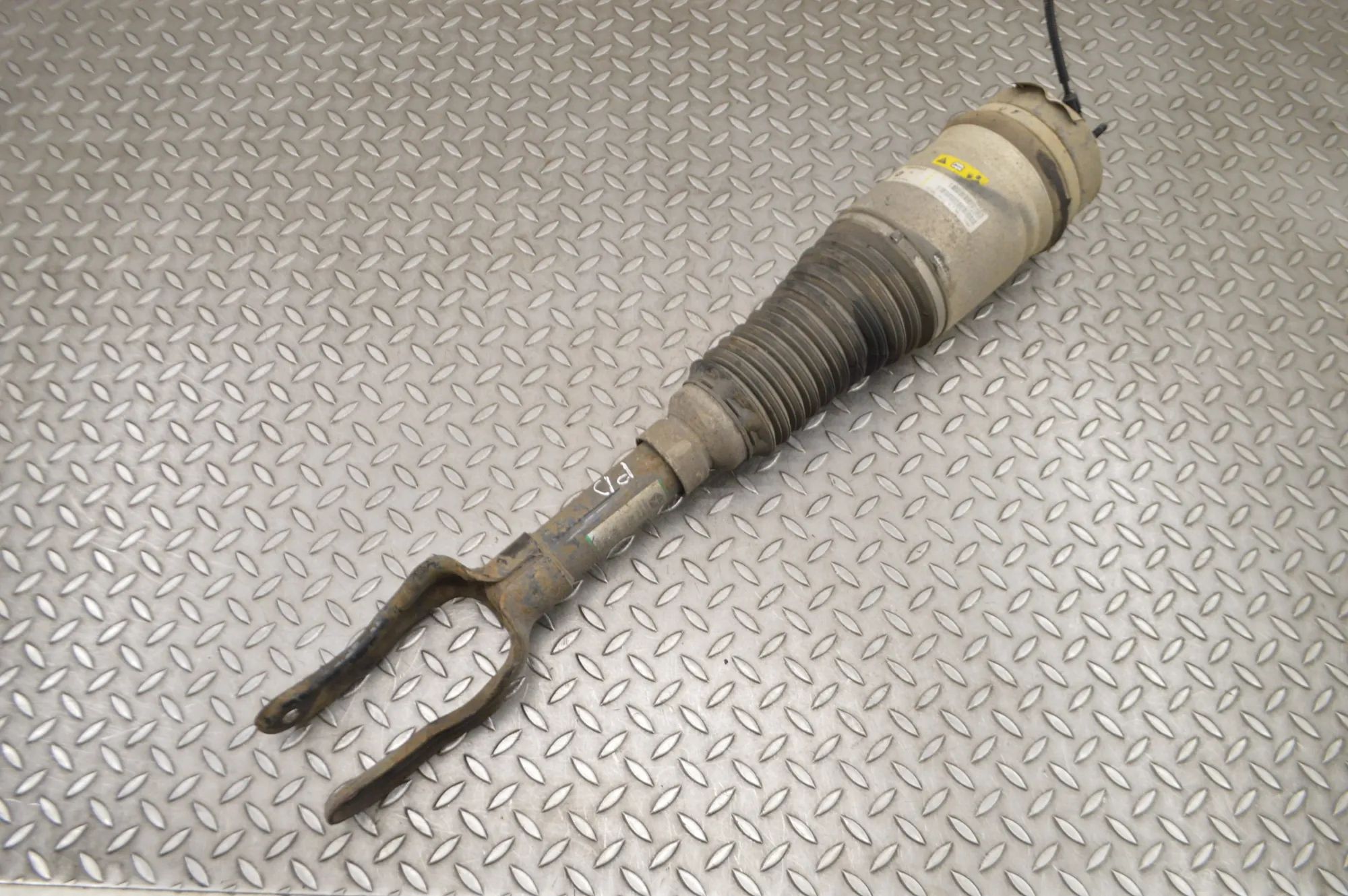 Jeep Grand Cherokee (WK) Front Right Air Shock Absorber Front Right Air Shock Absorber — JEEP GRAND CHE...
