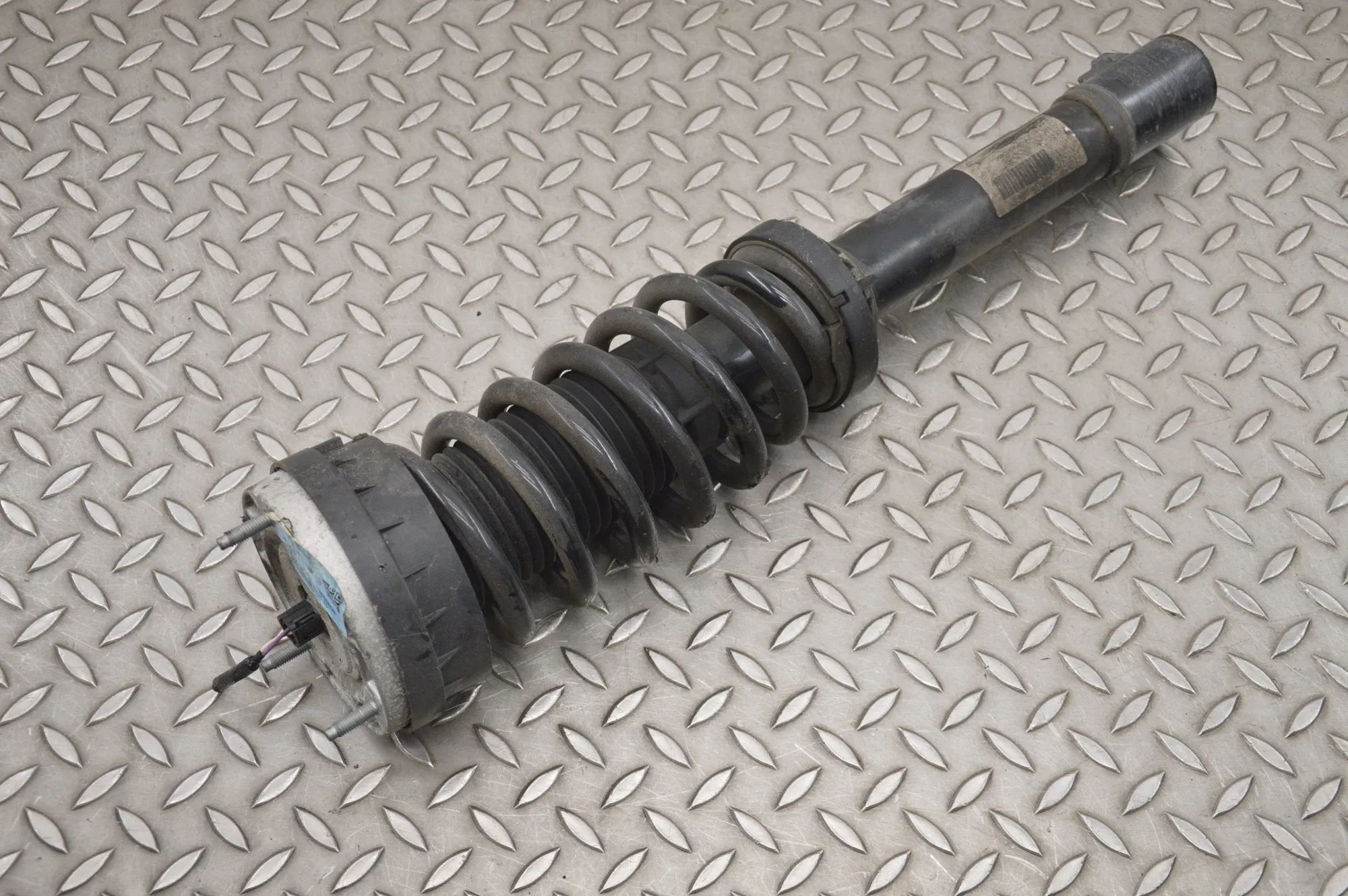 Land Rover Range Rover Velar Shock absorber — front left Shock absorber — front left — LAND ROVER RANGE ...