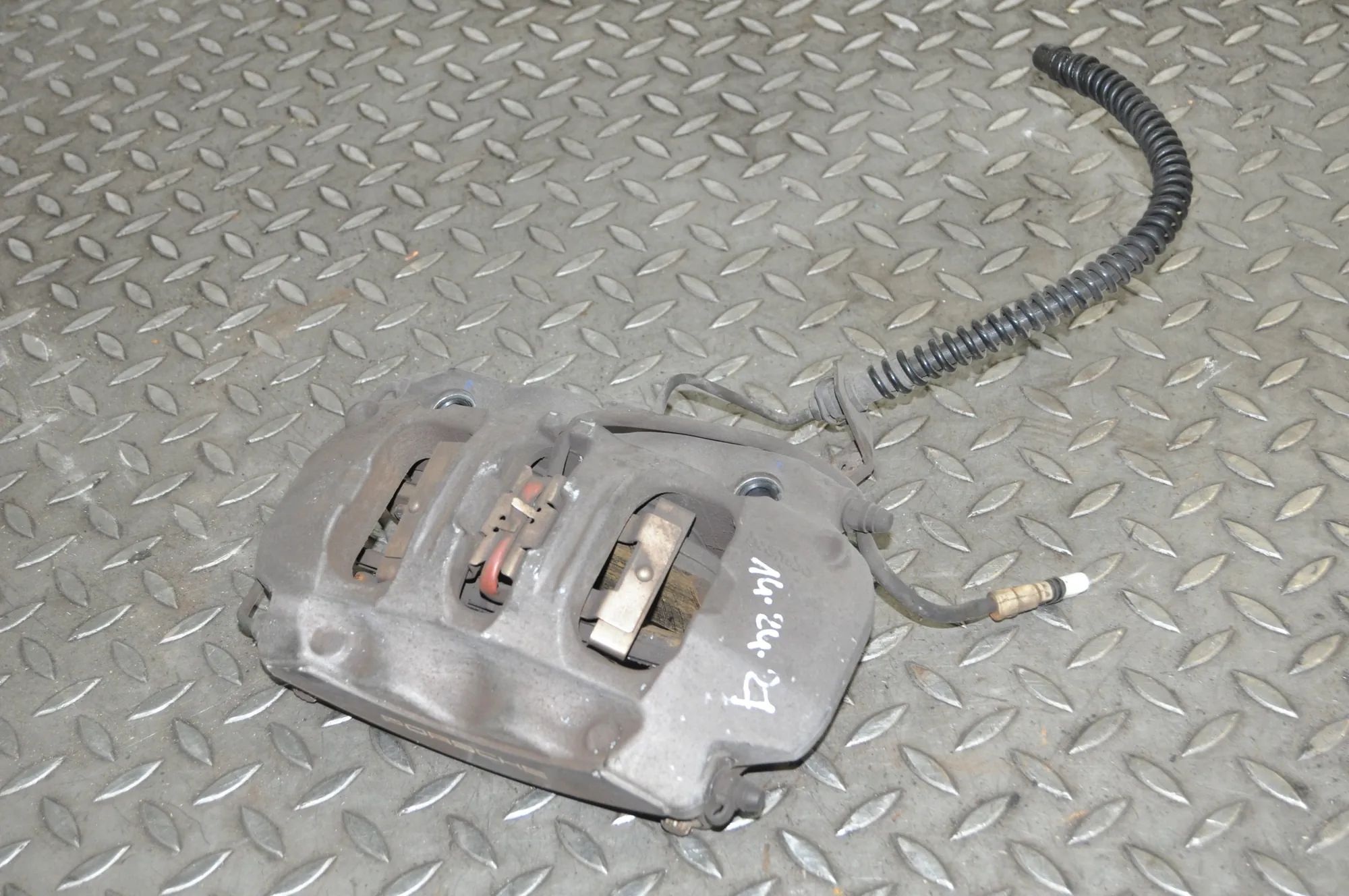 Porsche 911 (991) Brake caliper — front right Brake caliper — front right — PORSCHE 911 (Cabr...