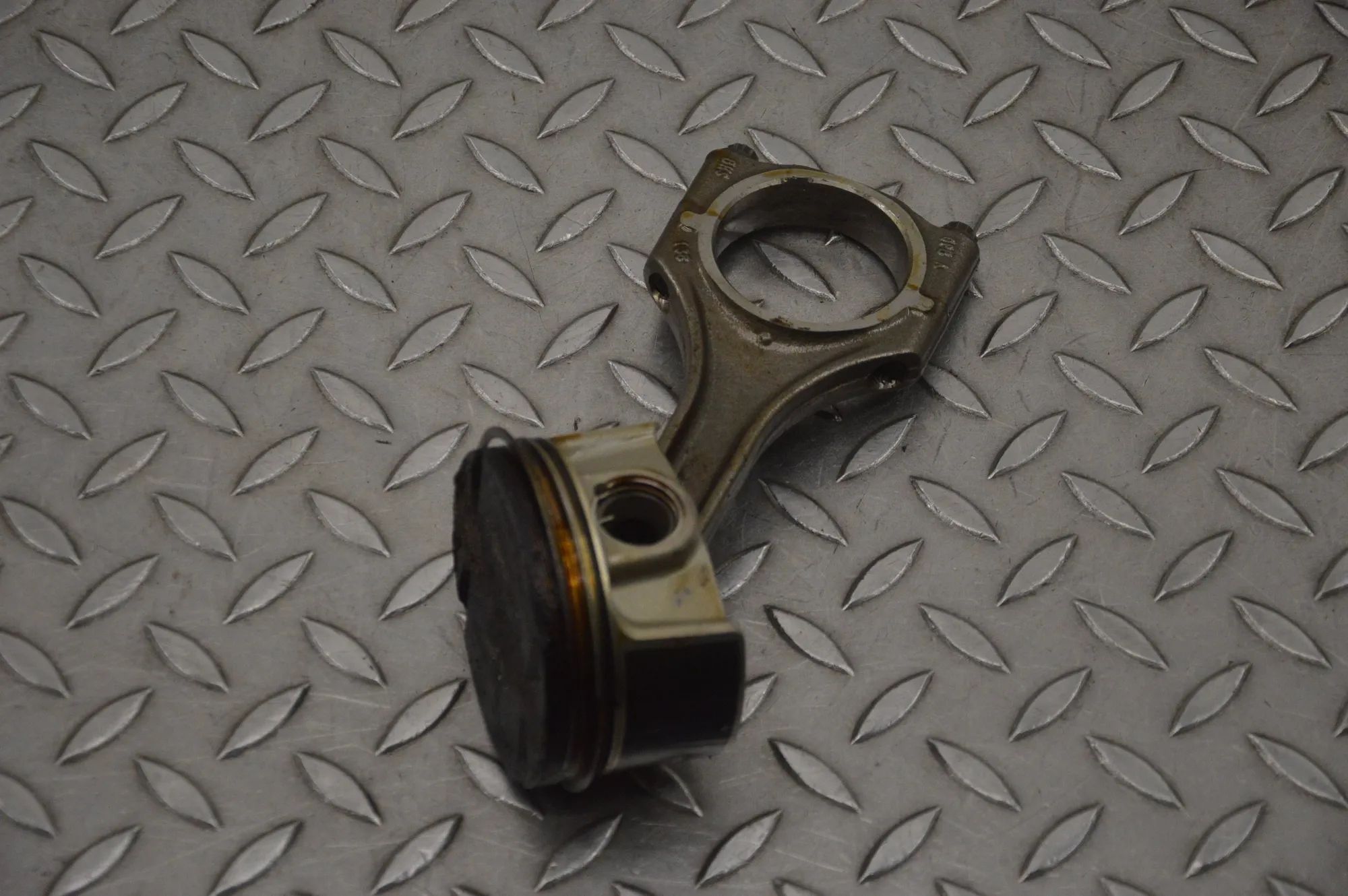 Porsche 911 (991) Piston Piston — PORSCHE 911 (991) (2011-2020) — 400A47...