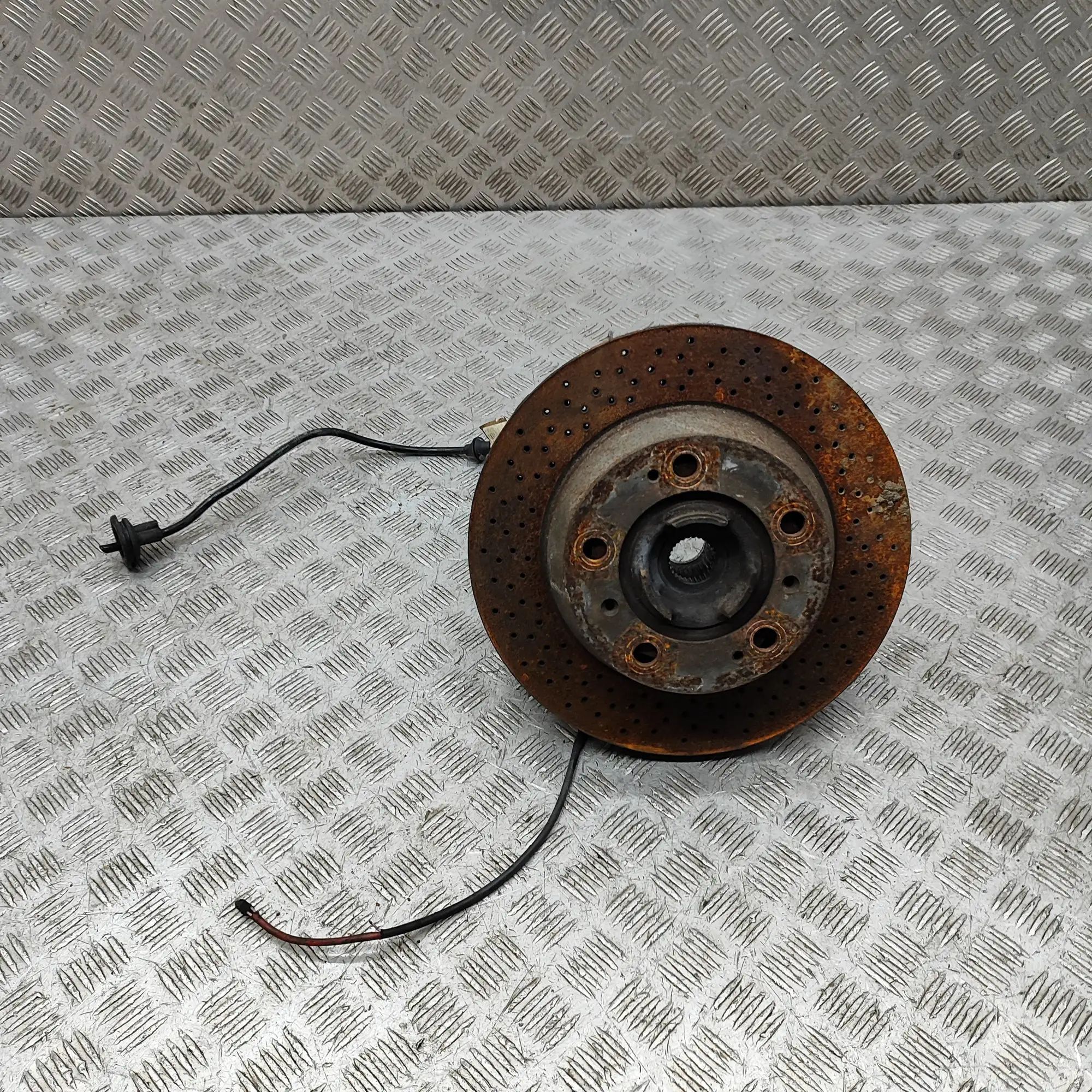 Porsche 911 (996) Rear Left Wheel Hub Spindle Rear Left Wheel Hub Spindle — PORSCHE 911 (996)...