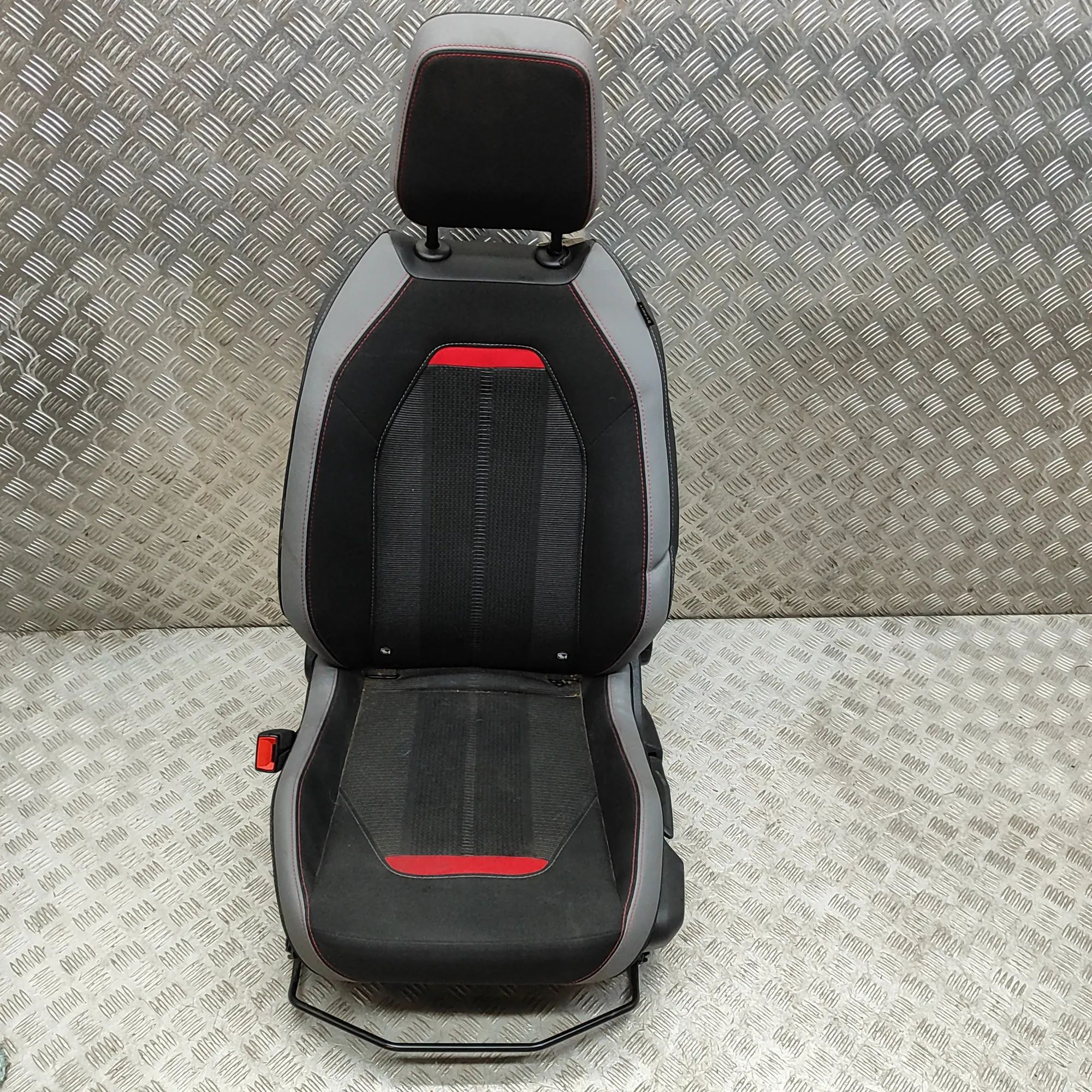 Opel Mokka (B) Front Left Seat Front left seat — OPEL MOKKA (2020-...) — 98239...