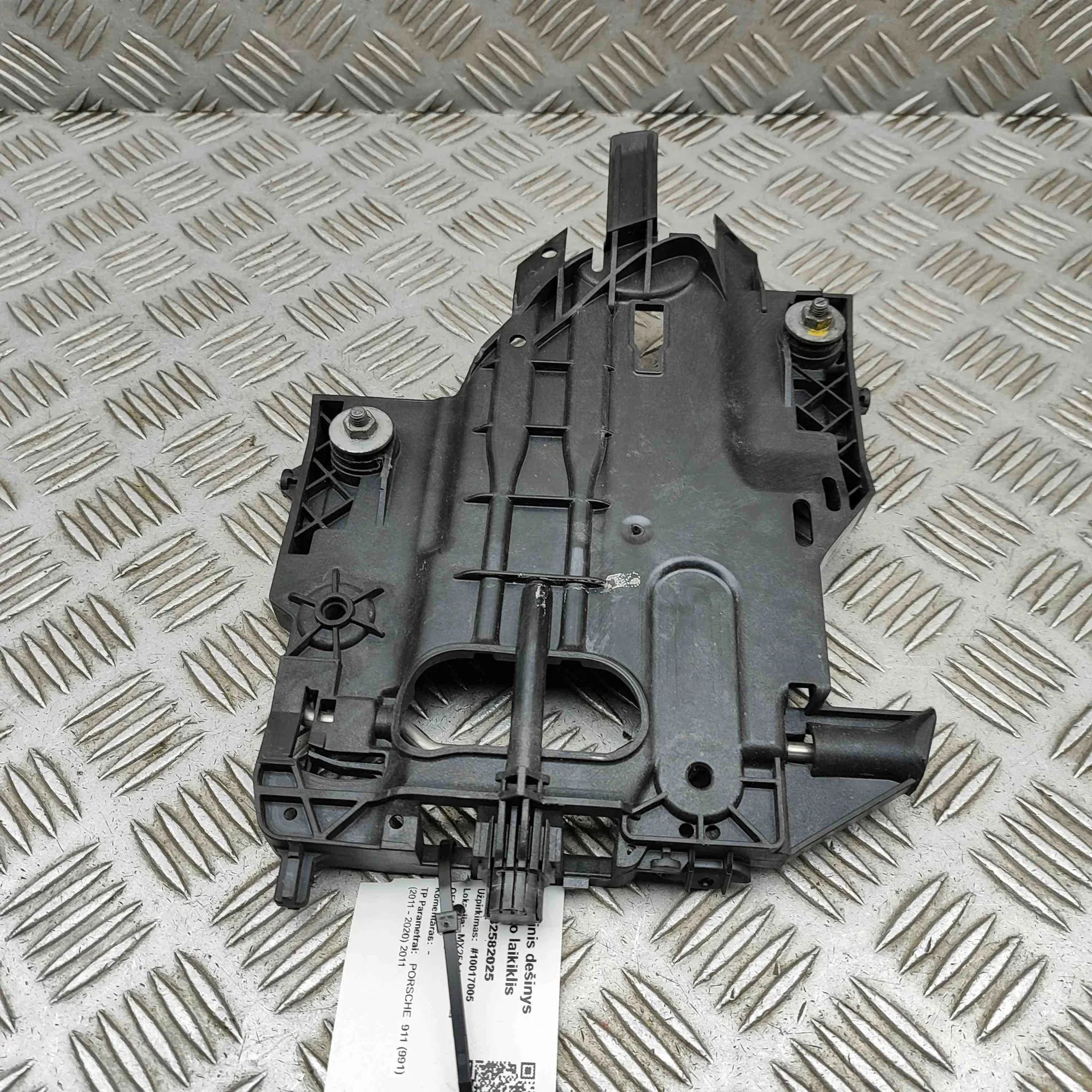 Porsche 911 (991) Right Headlight Bracket Right Headlight Bracket — PORSCHE 911 (991) (20...