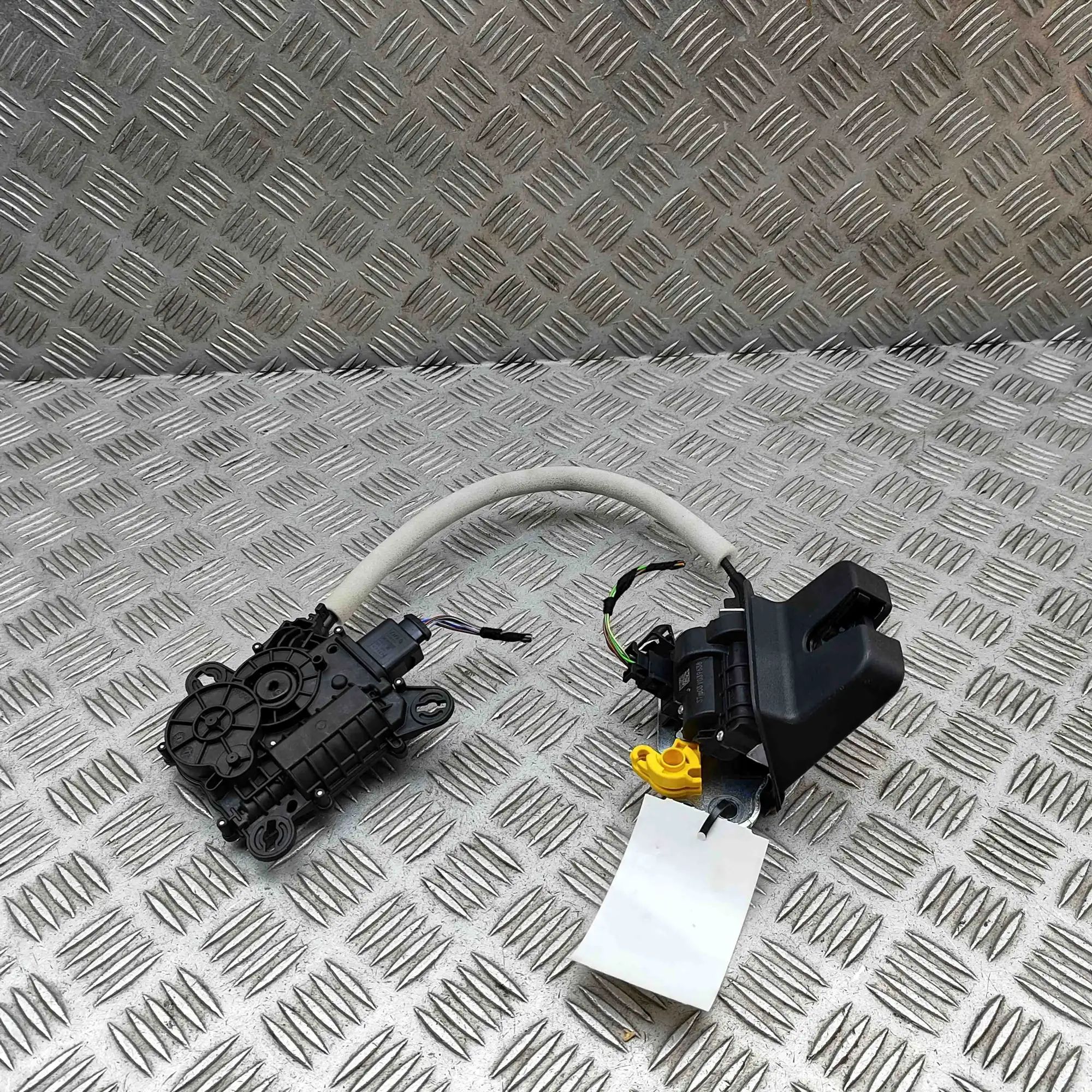 Volkswagen Tayron Tailgate Boot Lock Tailgate Boot Lock — VW TAYRON (R41) (2024-...)...