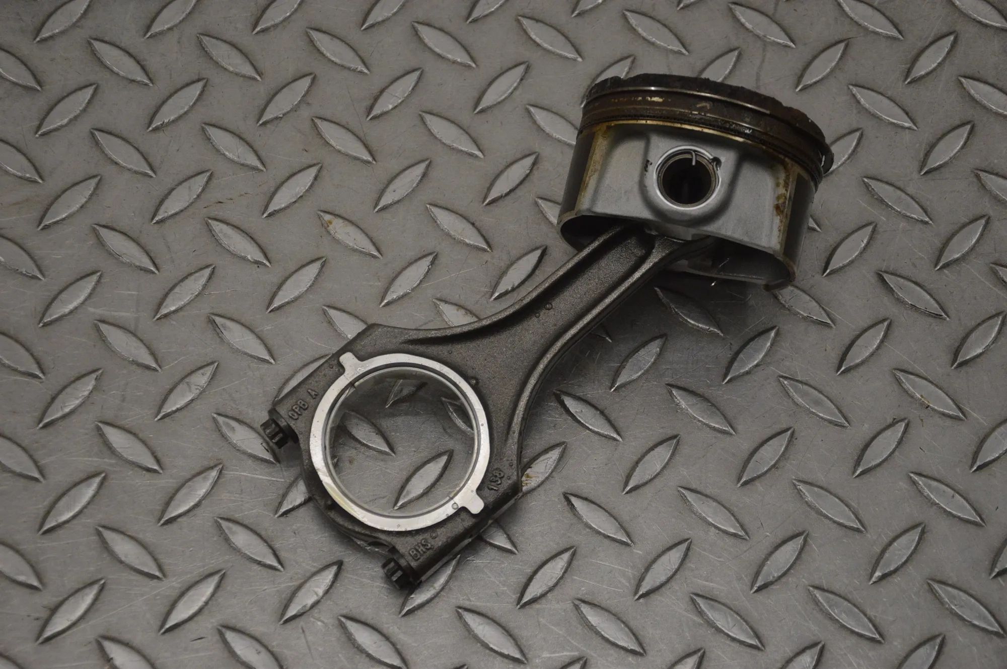 Porsche 911 (991) Piston Piston — PORSCHE 911 (991) (2011-2020) — 400A48...
