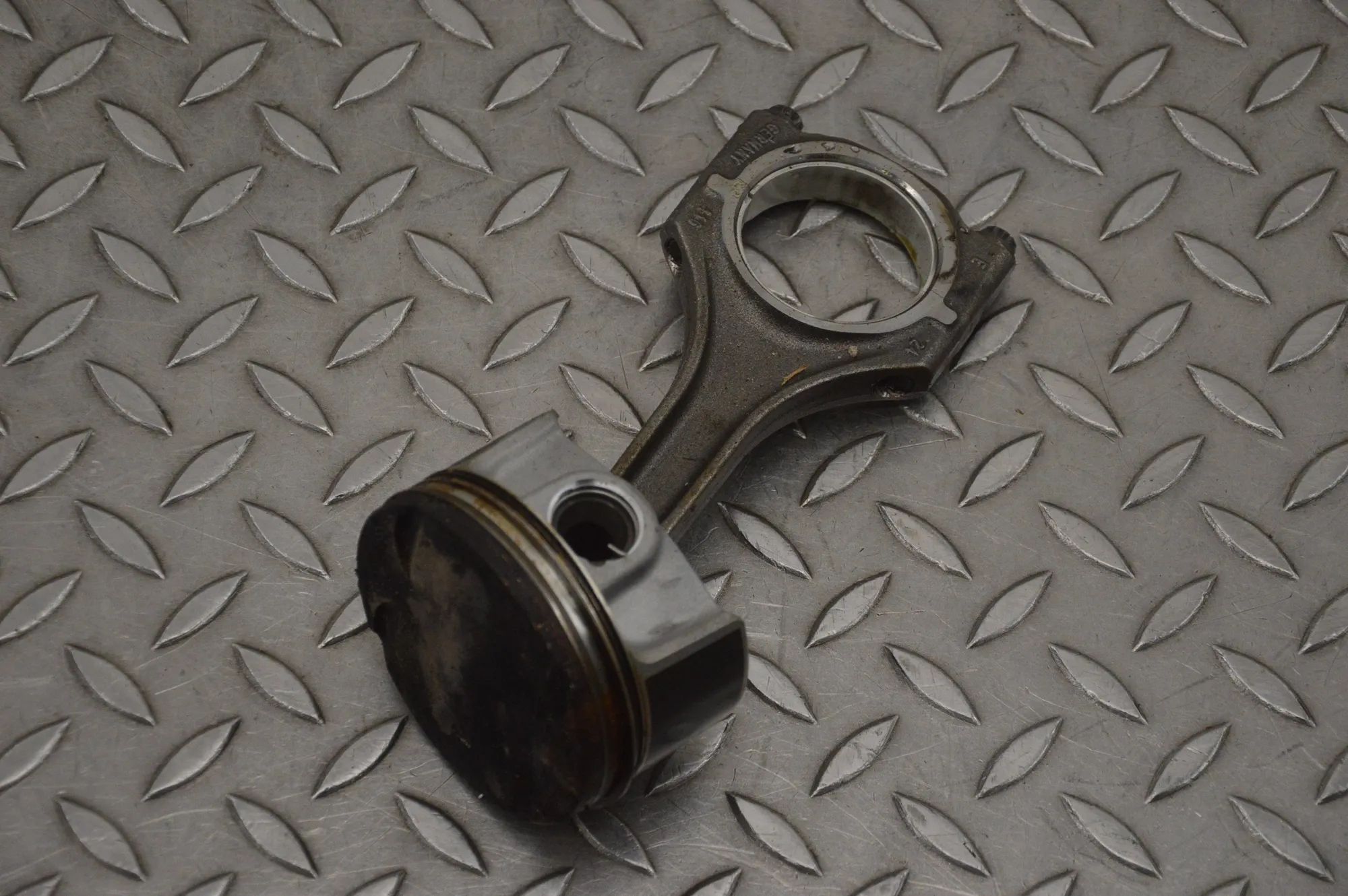 Porsche 911 (991) Piston Piston — PORSCHE 911 (991) (2011-2020) — 400A47...