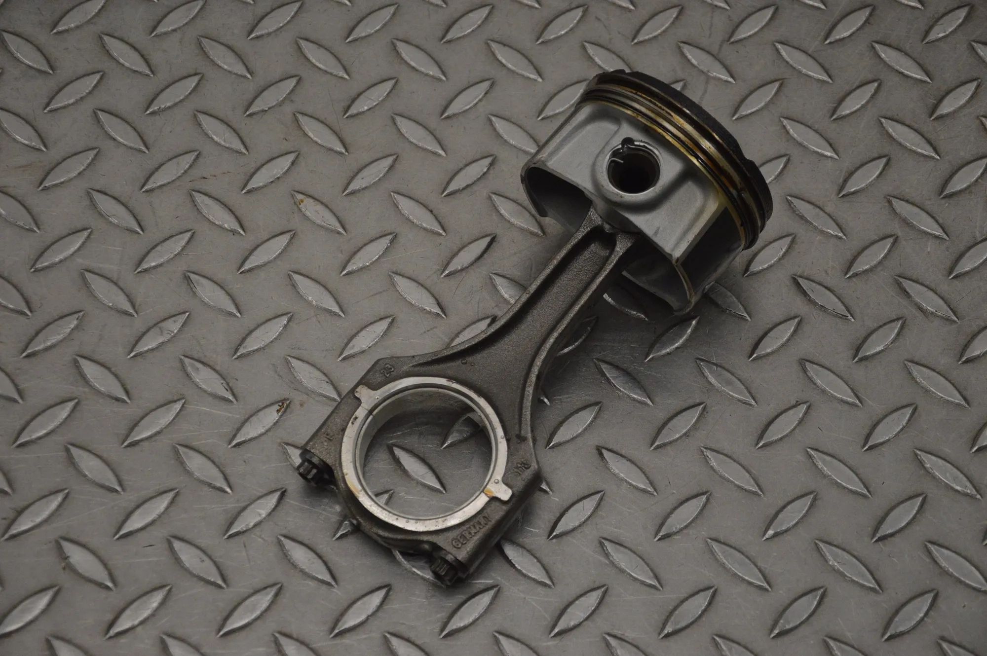 Porsche 911 (991) Piston Piston — PORSCHE 911 (991) (2011-2020) — 400A48...