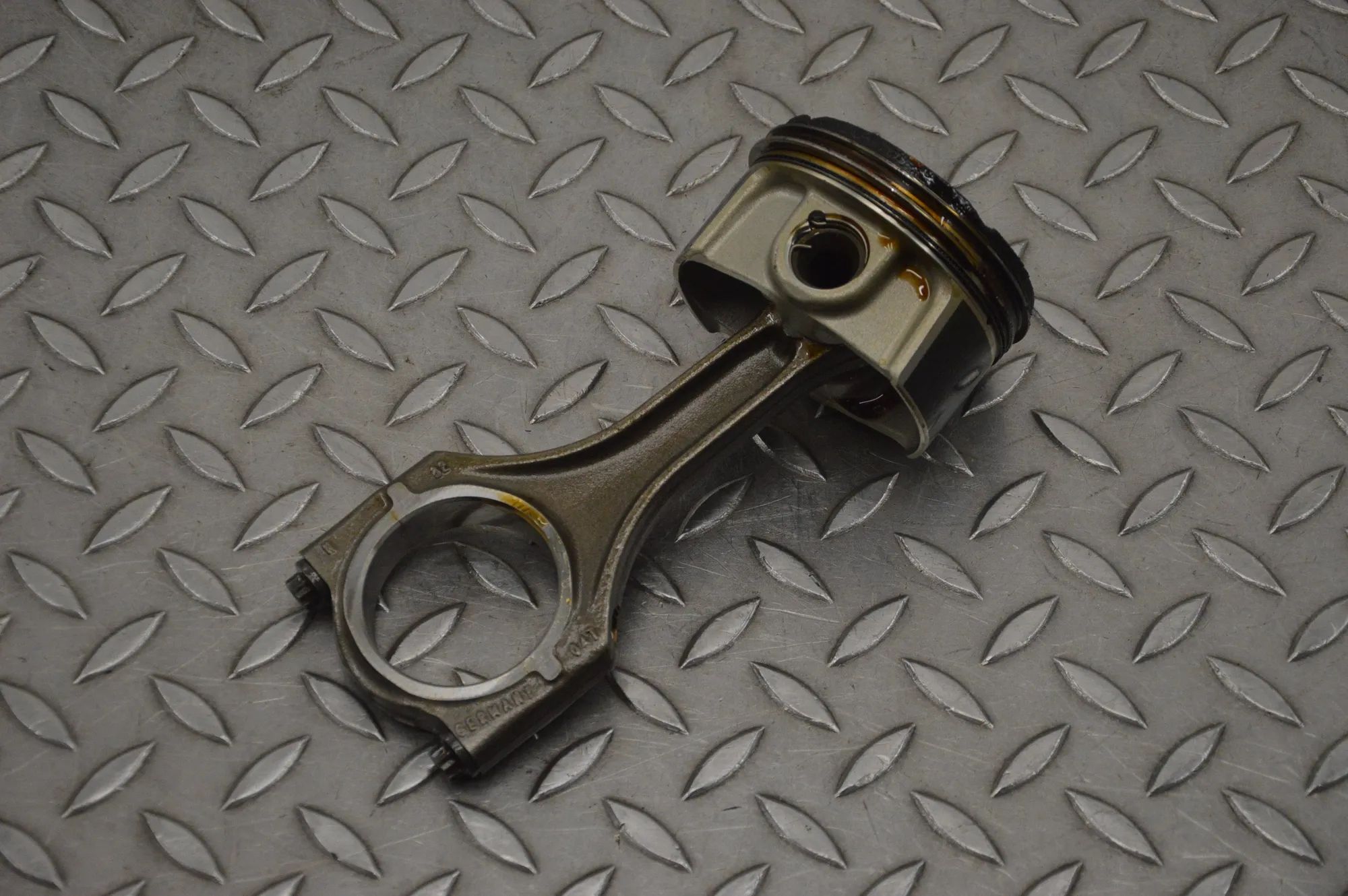 Porsche 911 (991) Piston Piston — PORSCHE 911 (991) (2011-2020) — 400A47...