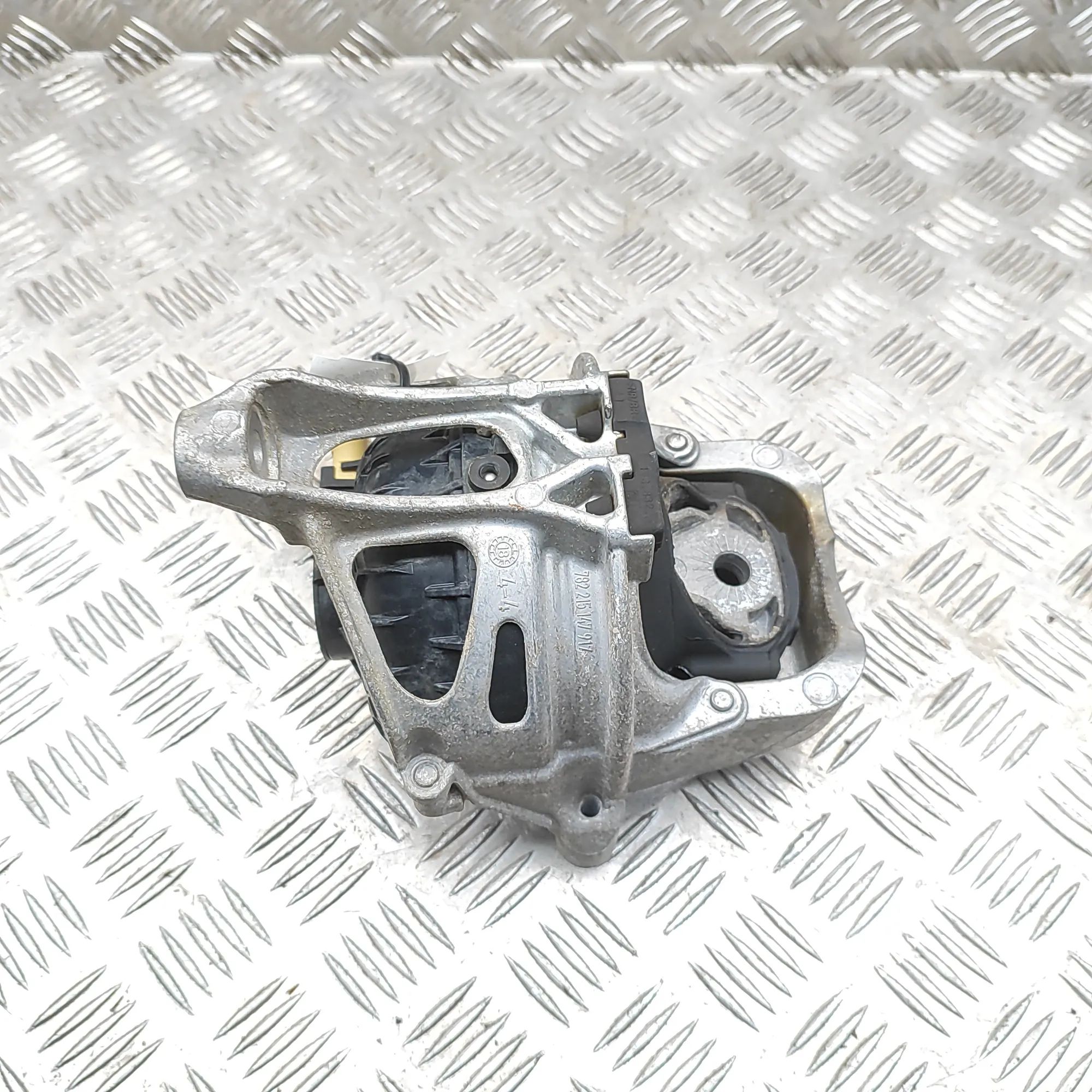 Porsche Cayenne Right Side Engine Mount Right Side Engine Mount — PORSCHE CAYENNE (9Y0/...