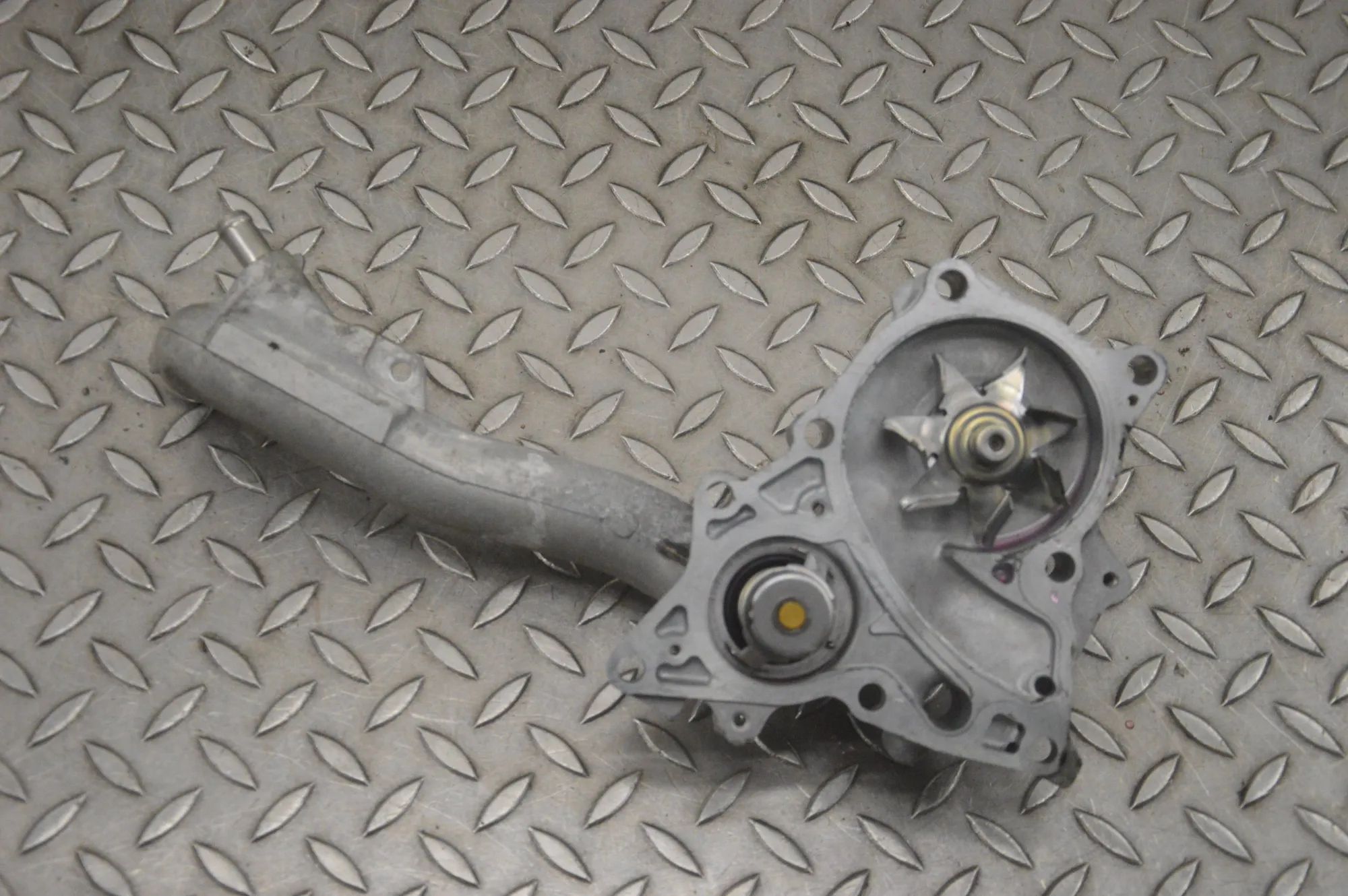 Toyota Land Cruiser 150 vesipumppu Water pump — TOYOTA LAND CRUISER (_J15_) (2009-...