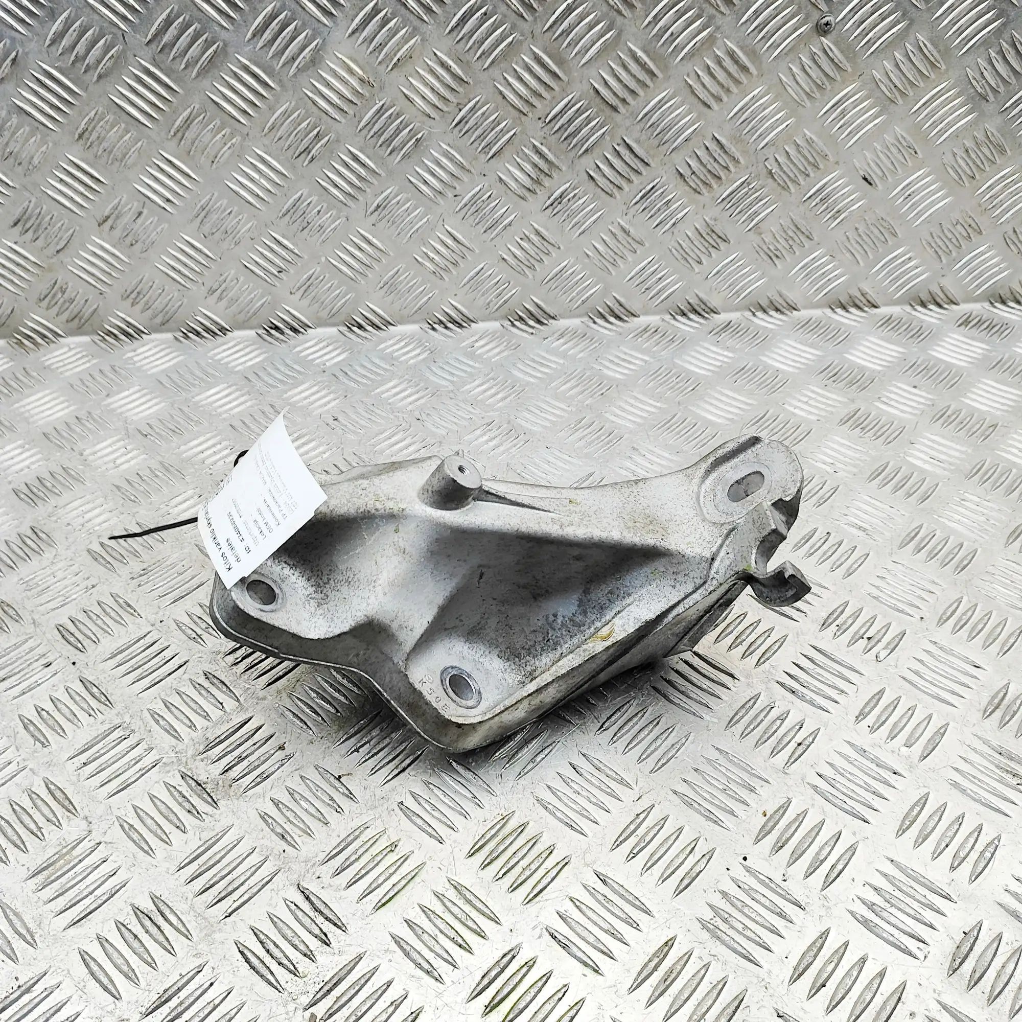 Mazda CX-80 Right Side Engine Bracket Right Side Engine Bracket — MAZDA CX-80 (KL) (2...