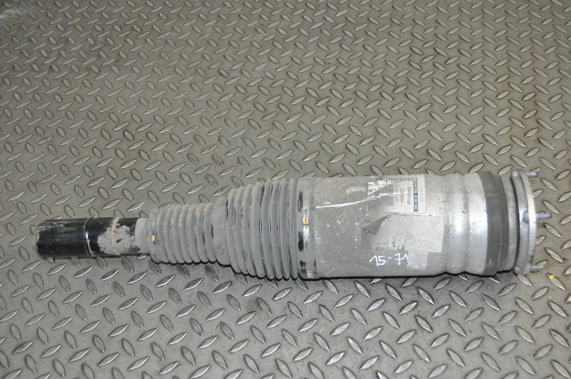 Land Rover Range Rover Sport (L494) Front Right Air Shock Absorber Front Right Air Shock Absorber — LAND ROVER RAN...