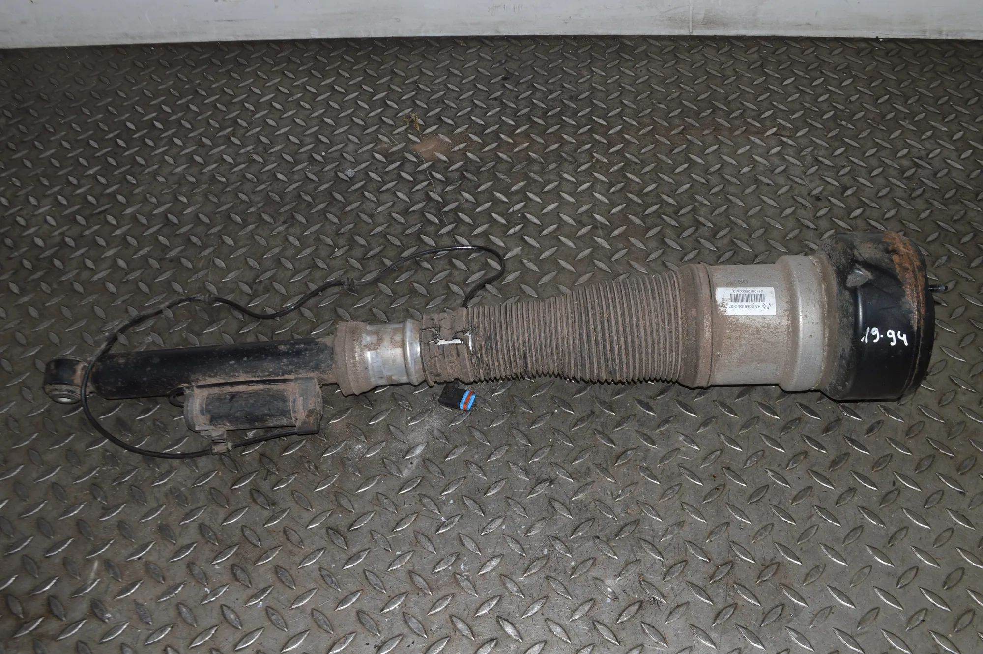 Mercedes-Benz A (W169) Rear Left Air Shock Absorber Rear Left Air Shock Absorber — MERCEDES BENZ S-...