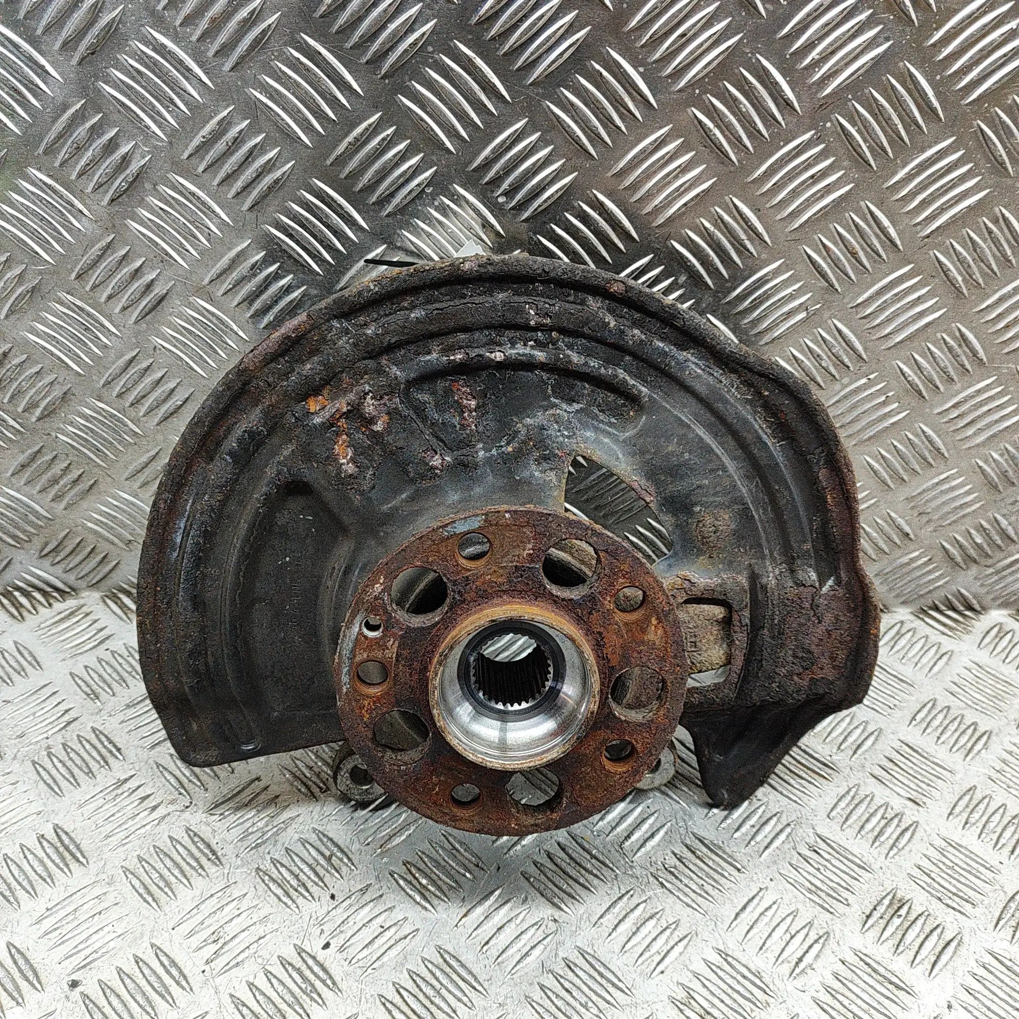 Mercedes-Benz CLA (C117) Front Left Wheel Hub