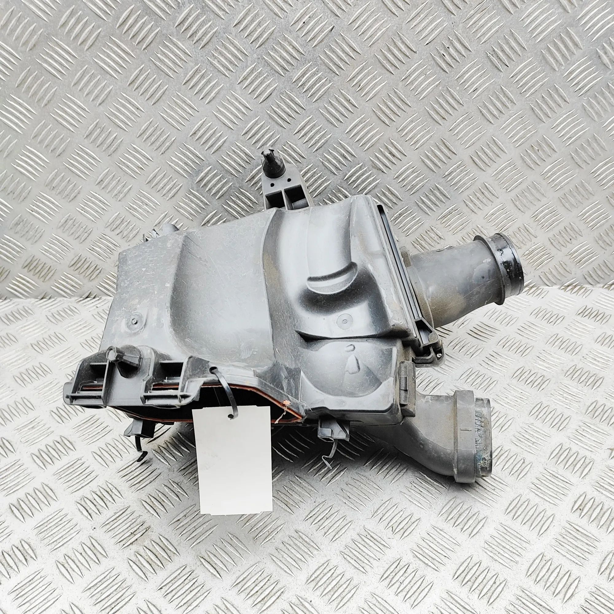 Mercedes-Benz CLA (C117) Air filter box