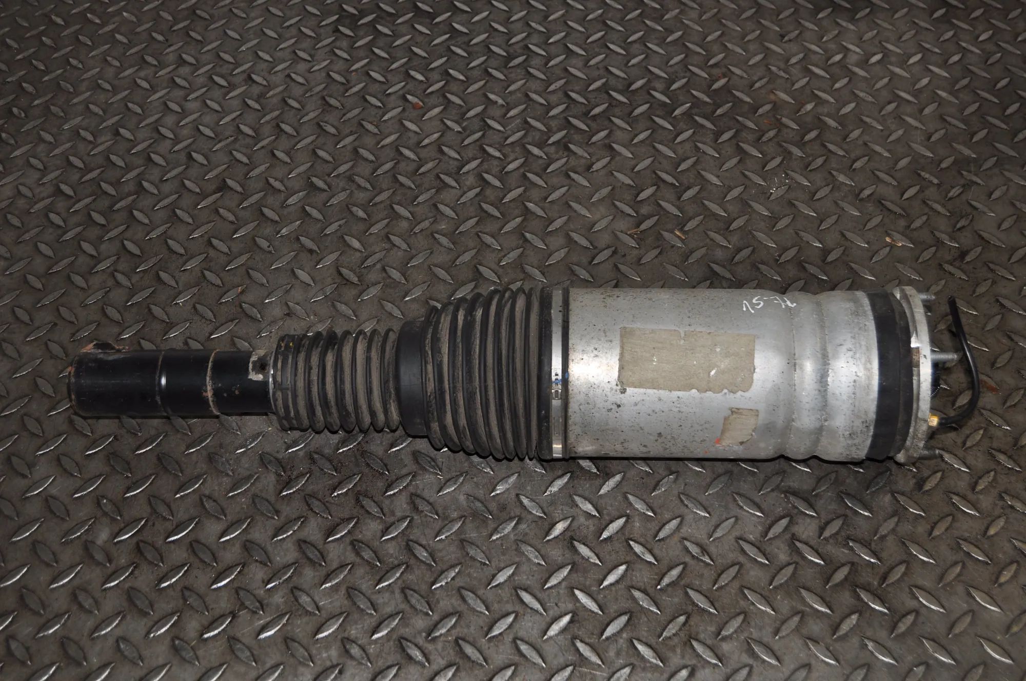 Land Rover Range Rover Sport (L494) Front Right Air Shock Absorber Front Right Air Shock Absorber — LAND ROVER RAN...