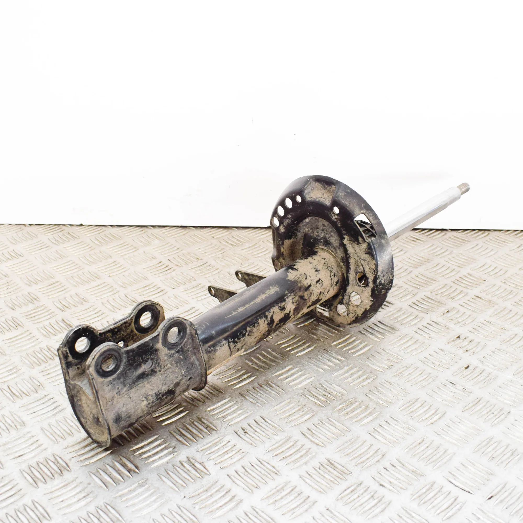 Mercedes-Benz GLA (X156) Shock absorber — front left Shock absorber — front left — MERCEDES BENZ GLA...