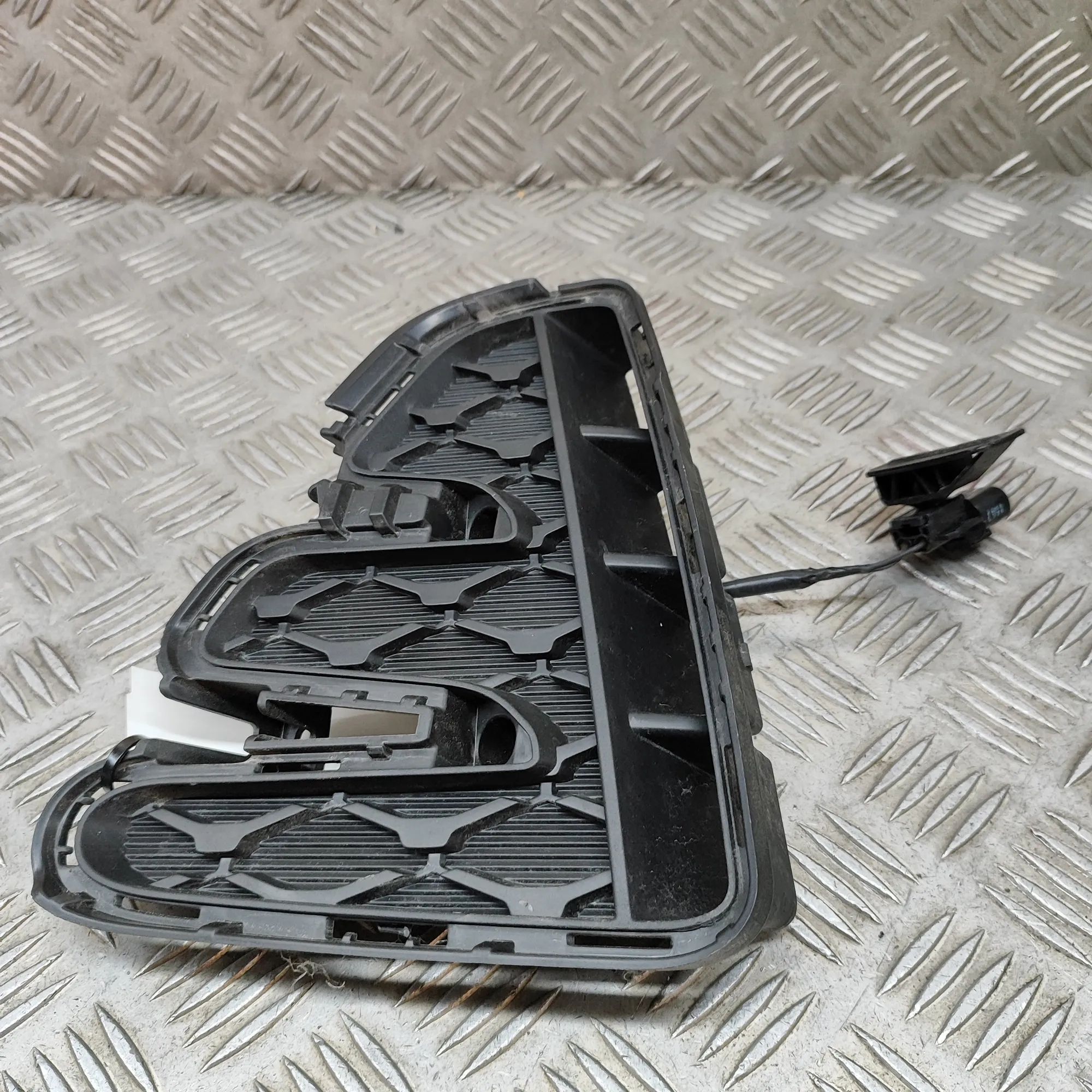 Kia Stonic Front Right Grill Front Right Grill — KIA STONIC (YB) (2017-...) ...