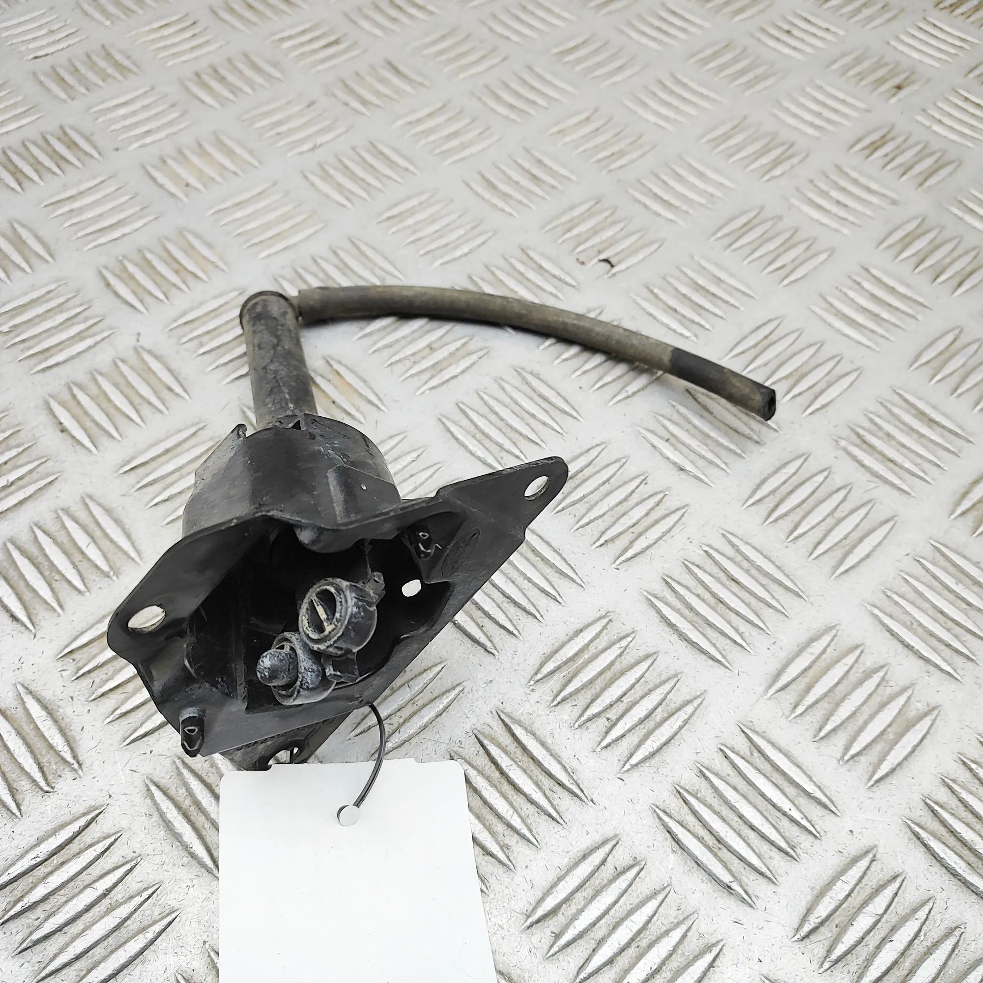 Land Rover Range Rover Velar Headlight washer pump — right Headlight washer pump — right — LAND ROVER RANG...