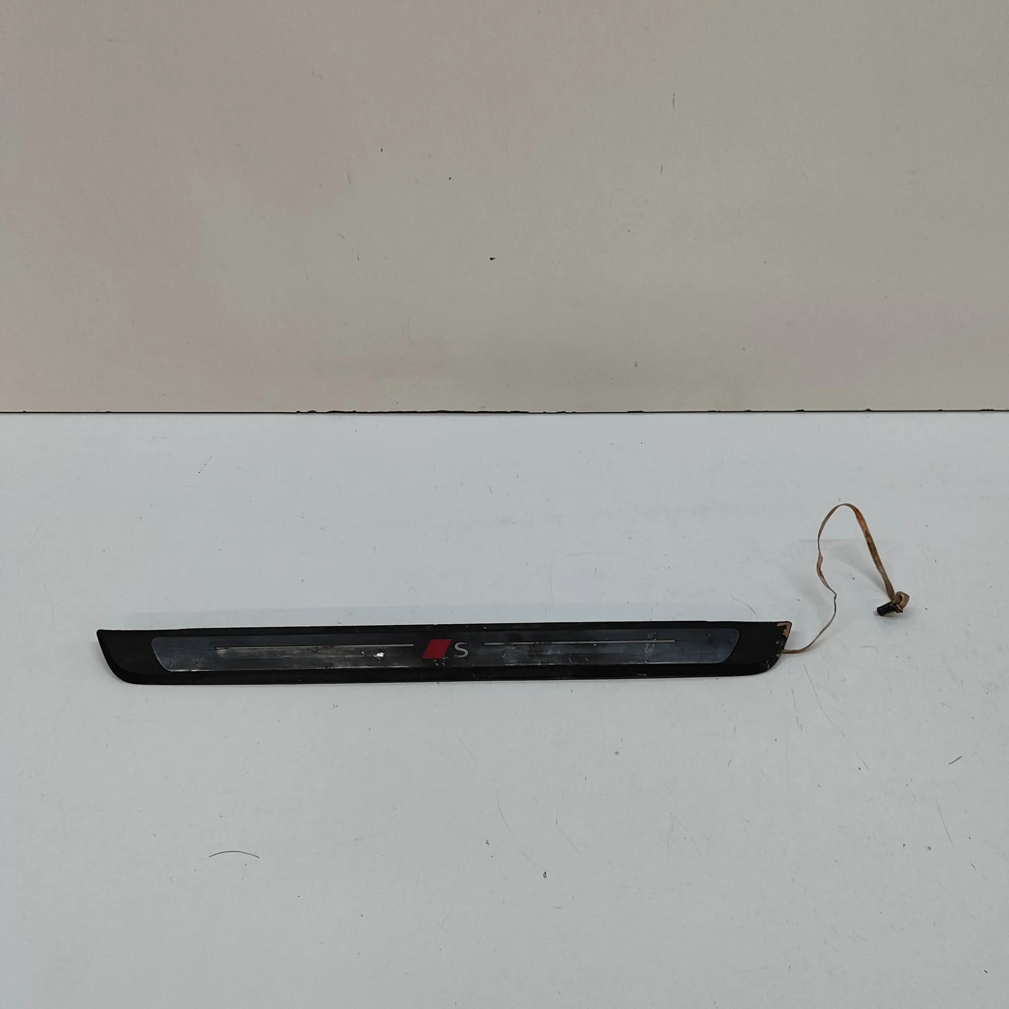 Audi A5 (B10) Interior sill trim — front right