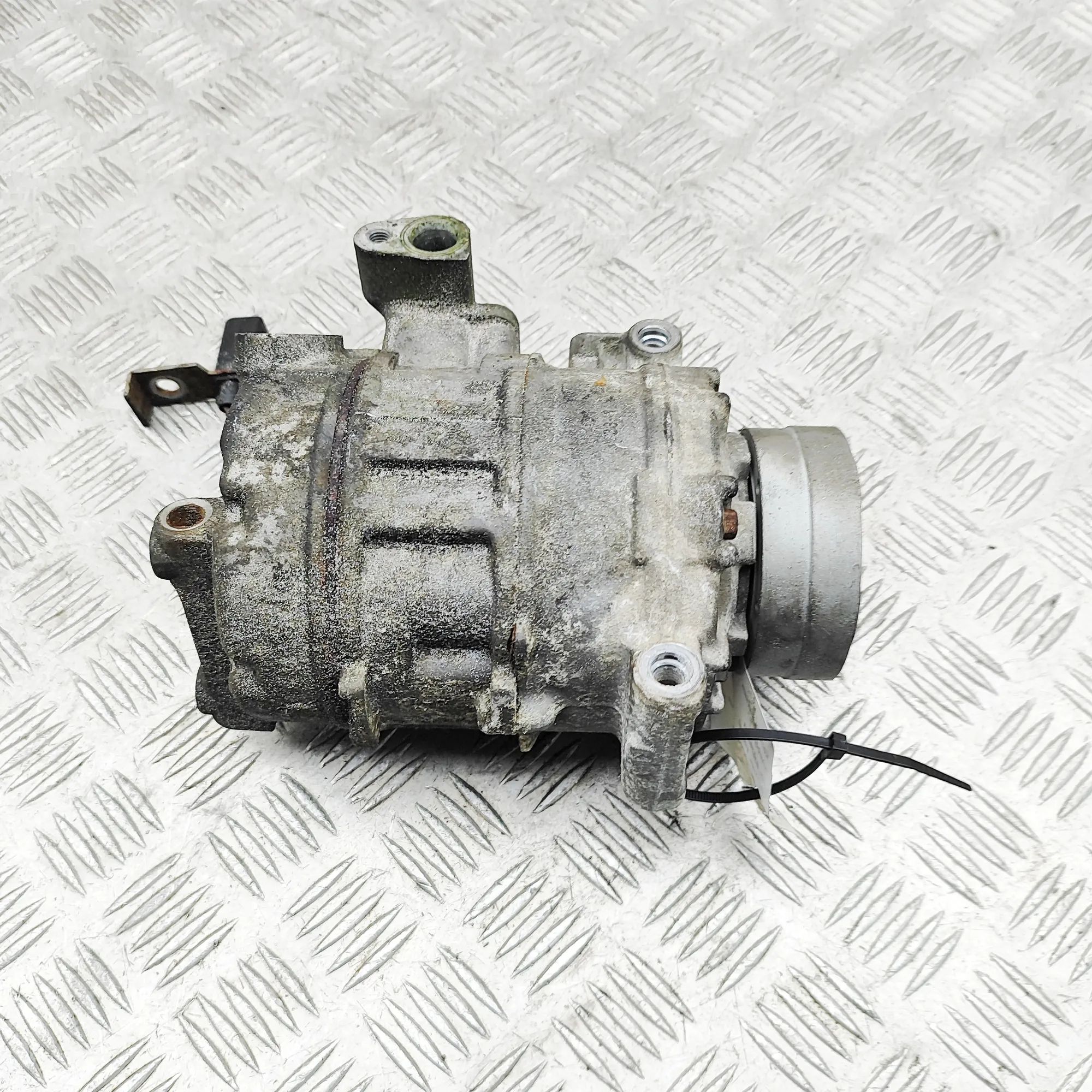 Audi A5 (B8) Air-conditioning compressor