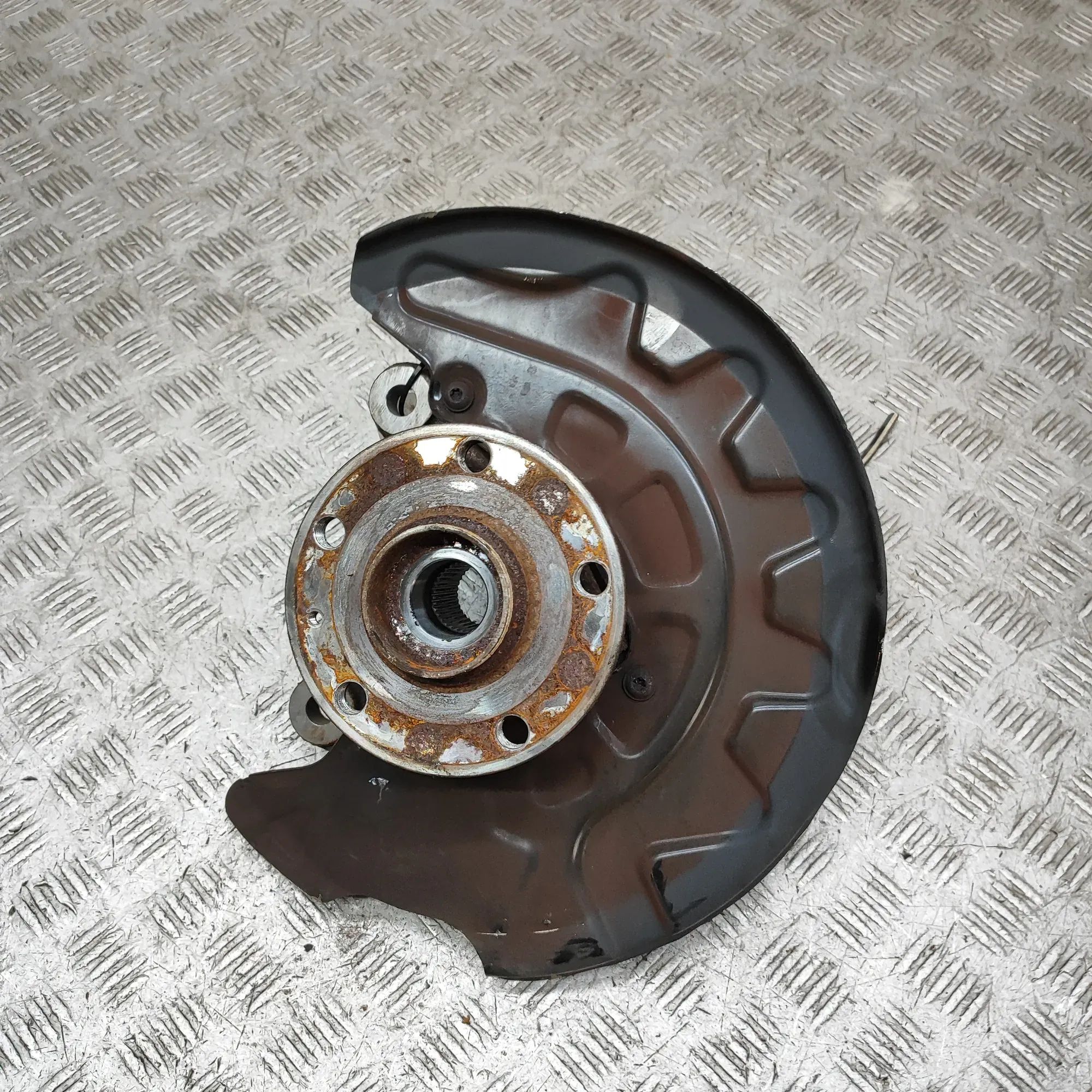 Volkswagen Golf 7 Front Left Wheel Hub