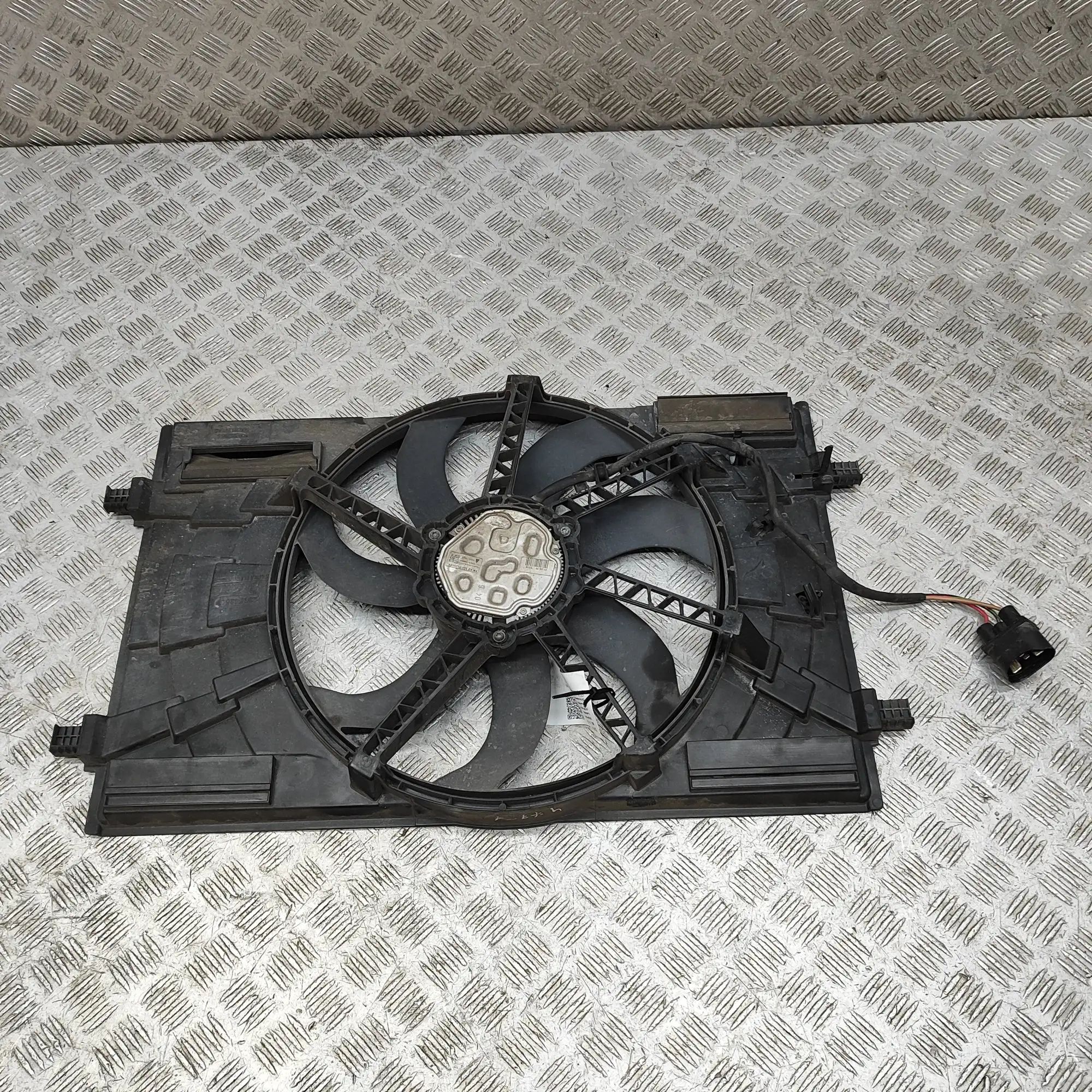 Volkswagen Passat (B8) Engine Cooling Fan Shroud