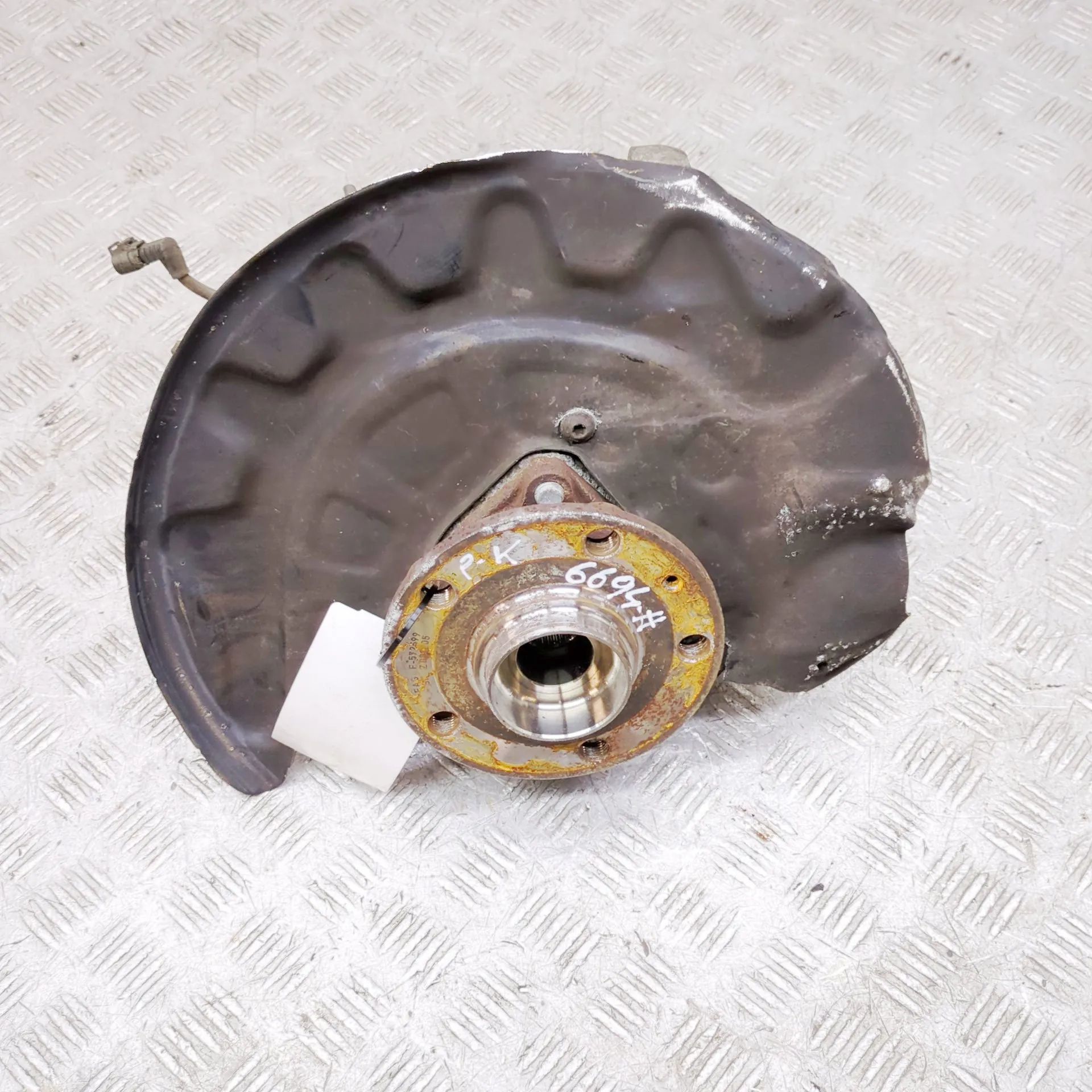 Volkswagen Golf 7 Front Left Wheel Hub