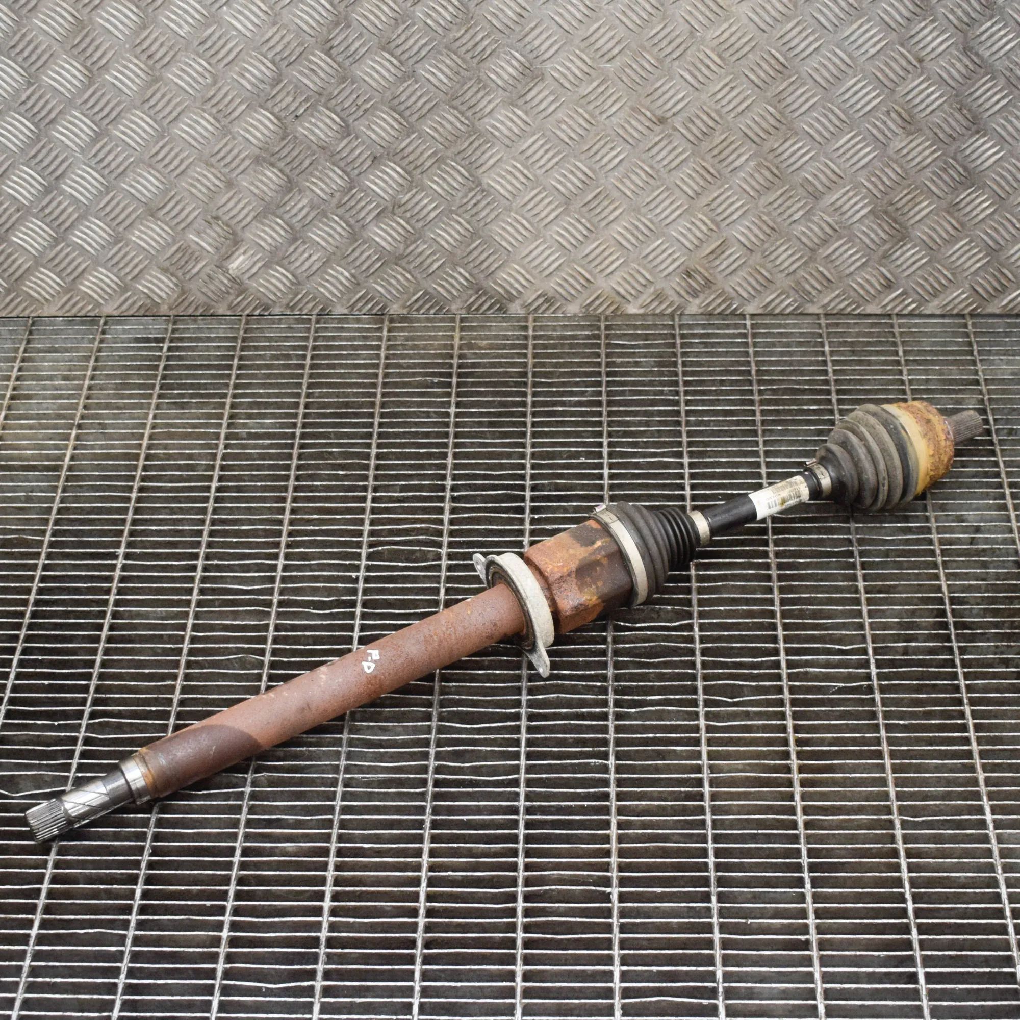 Volvo V40 Front Right Driveshaft Front Right Driveshaft — VOLVO V40 (Hatchback) ...