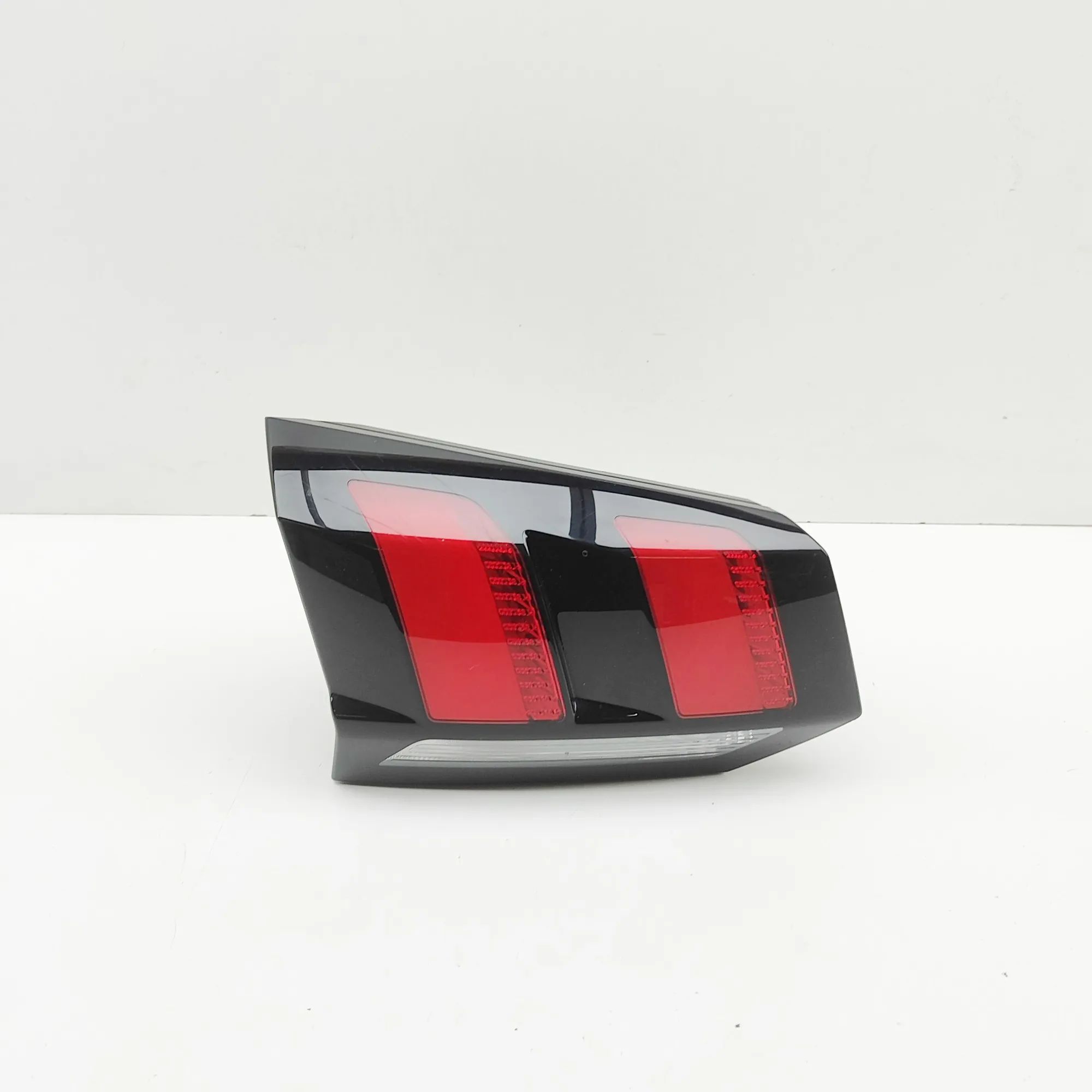 Peugeot 5008 Left Side Tailgate Tail Light Left Side Tailgate Tail Light — PEUGEOT 5008 (I...