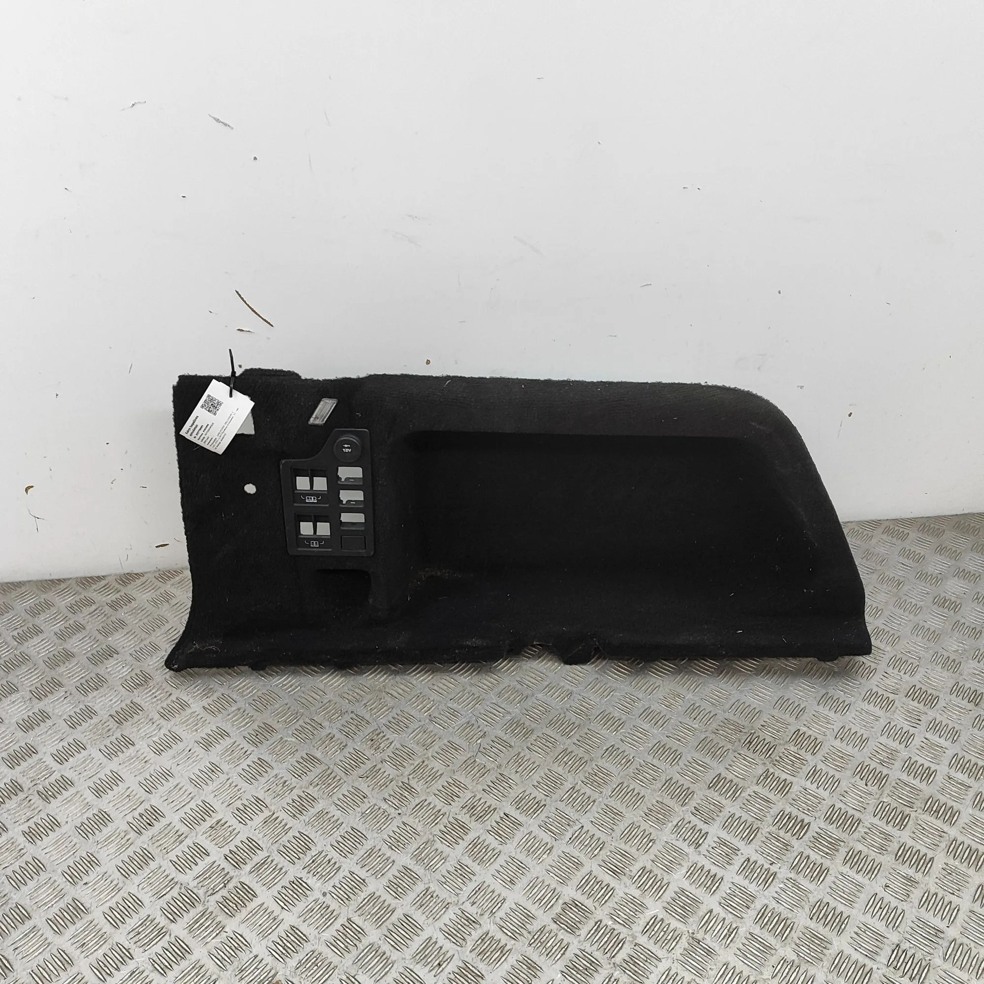 Land Rover Discovery Left Side Trunk Trim Left Side Trunk Trim — LAND ROVER DISCOVERY (V ...