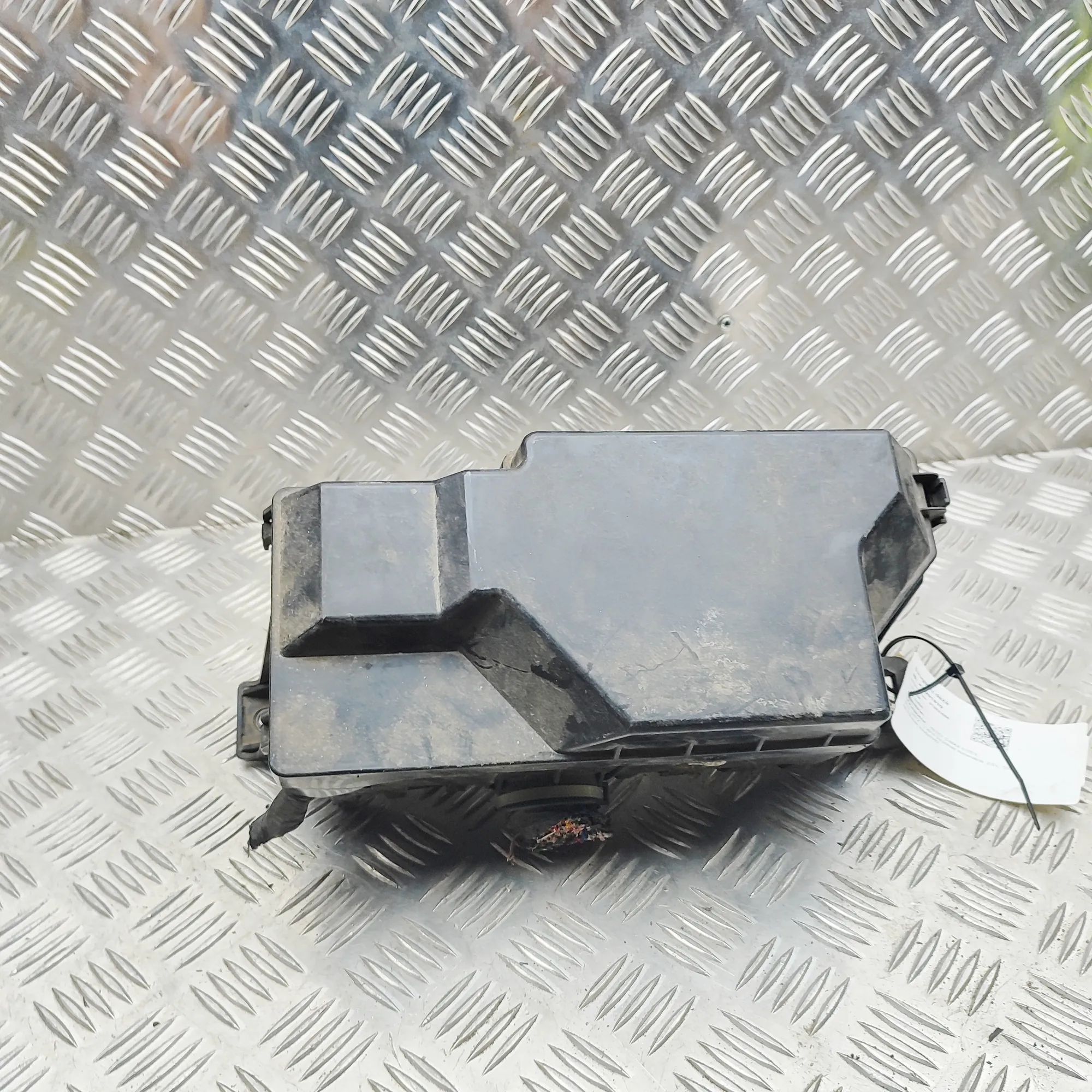 Isuzu D-Max Fuse box Fuse box — ISUZU D-MAX (II TFR, TFS) (2012-...)...