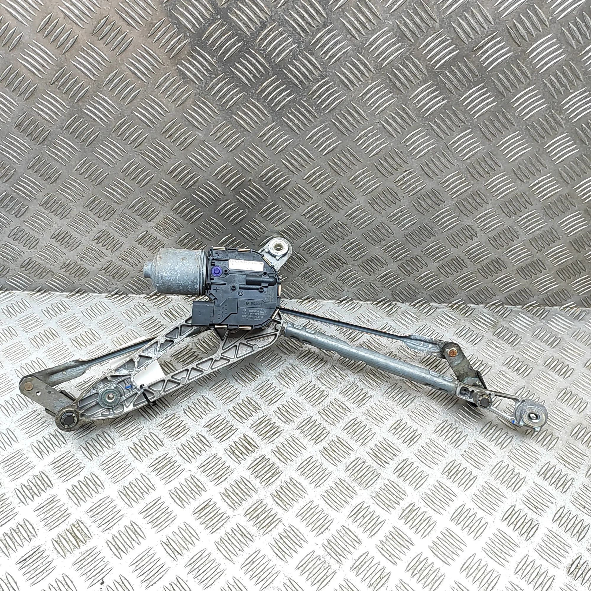 Porsche 911 (991) Front Windshield Wiper Mechanism Front Windshield Wiper Mechanism — PORSCHE 911 ...