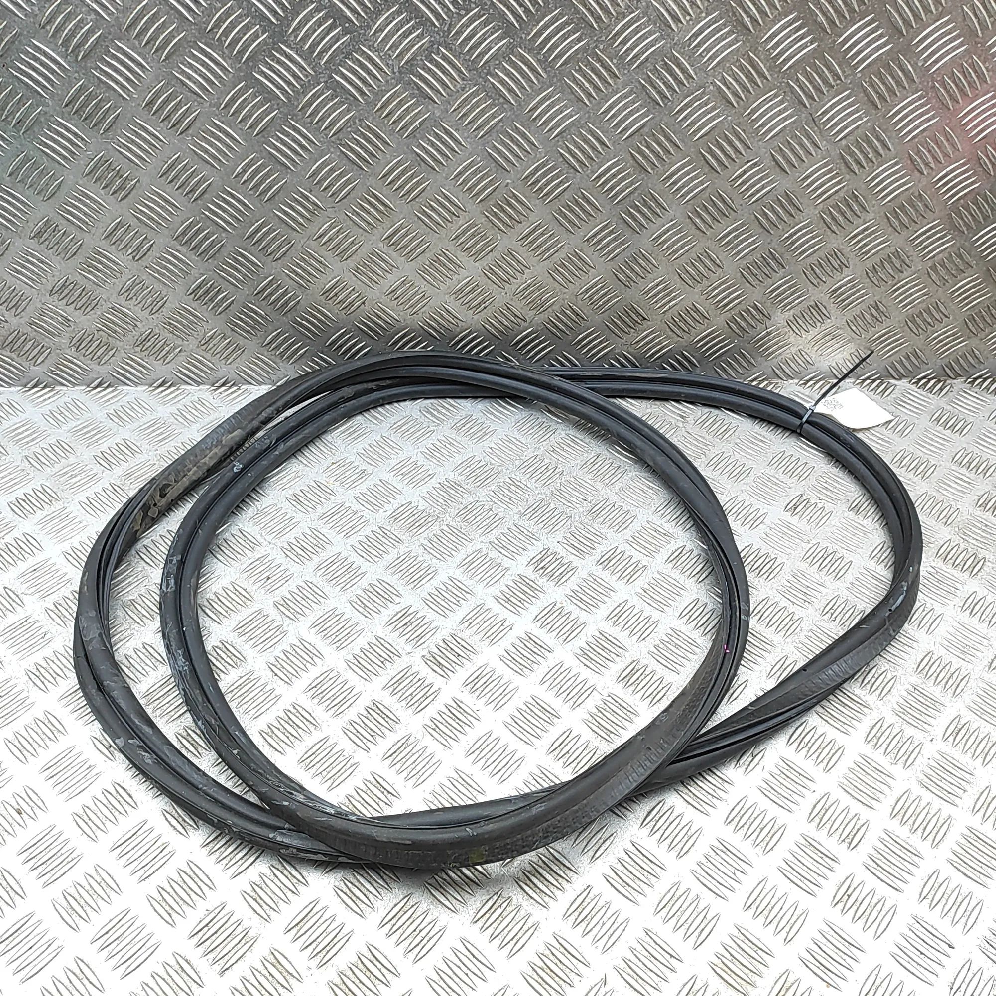 BMW 5 (G30 / G31) Tailgate rubber seal Tailgate rubber seal — BMW 5 SERIES (G60) (2023...