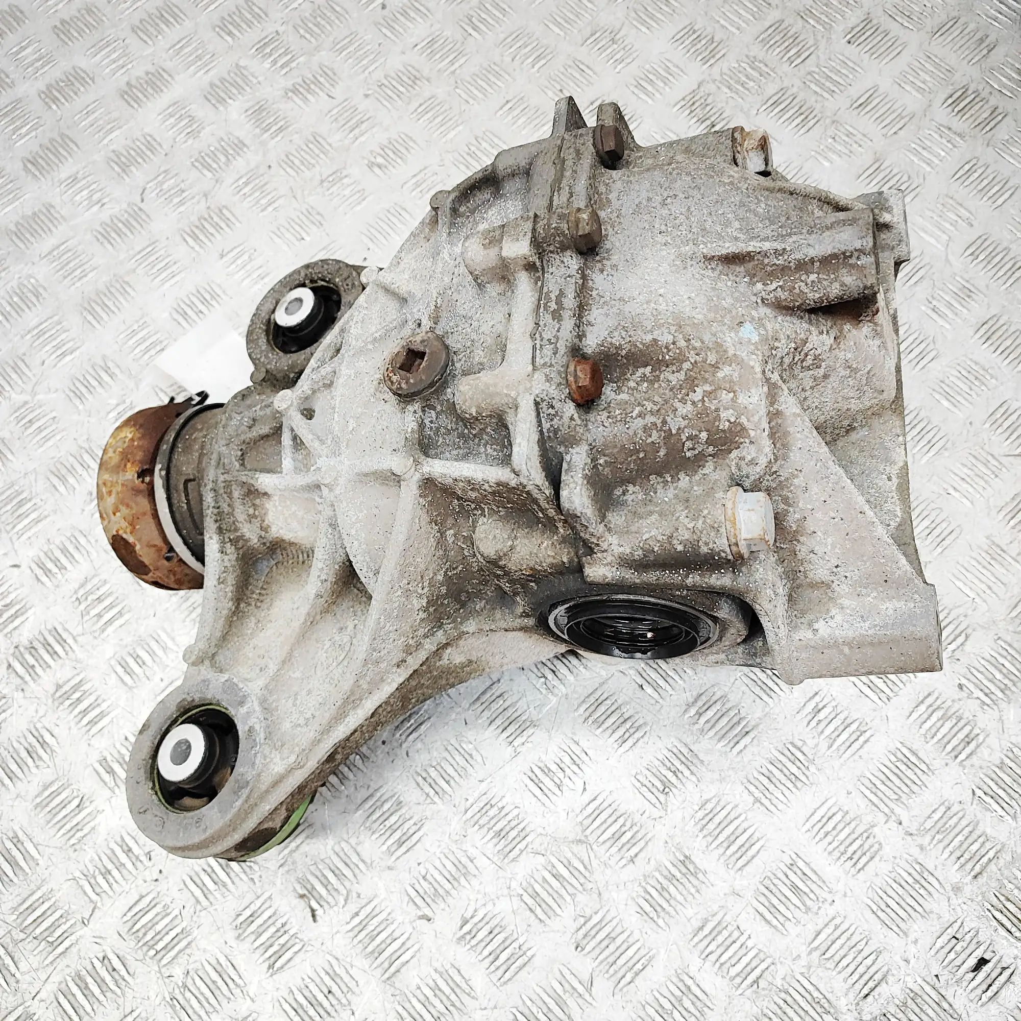 Jaguar XE takatasauspyörästö Rear differential — JAGUAR XE (X760) (2015-...)...