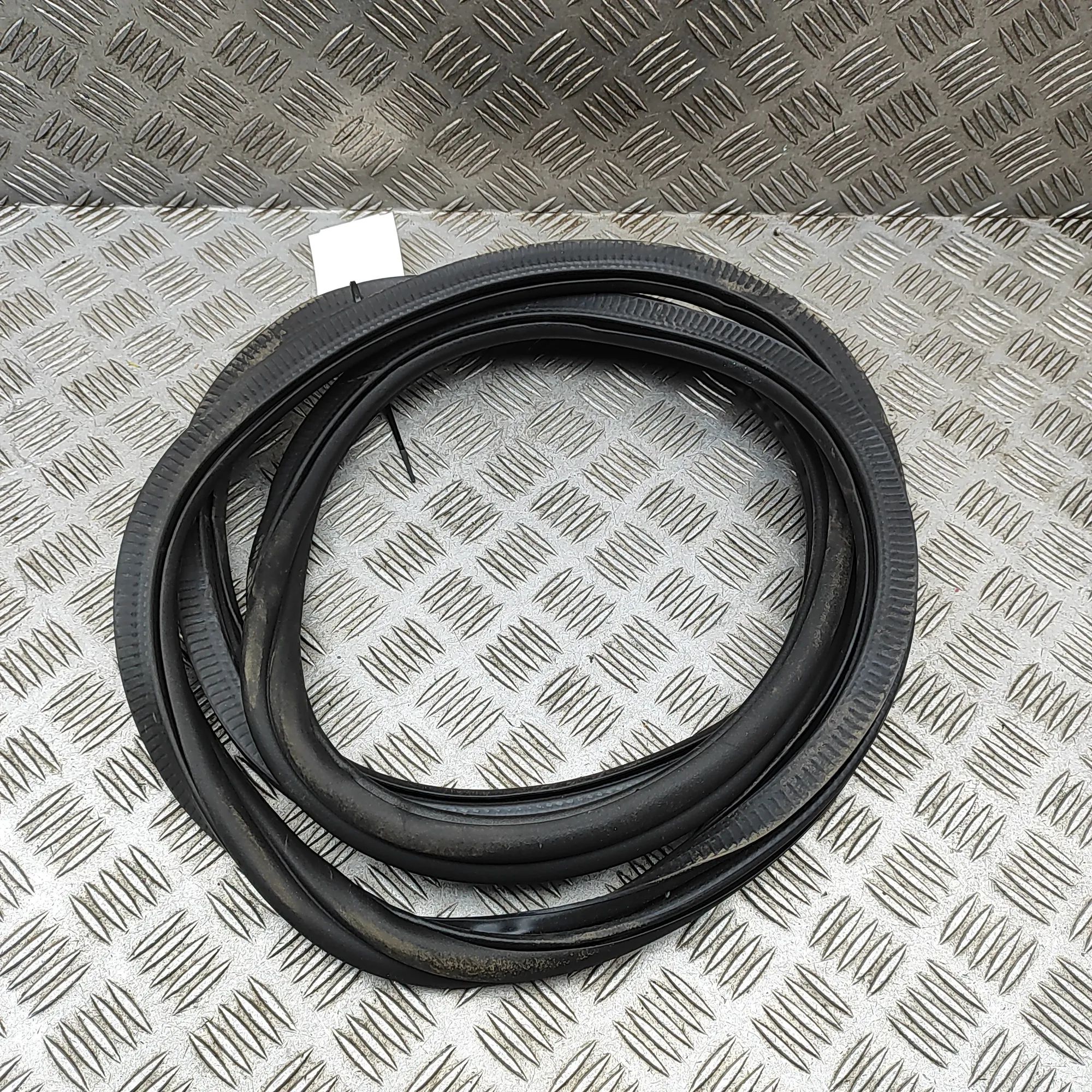 BMW 5 (G30 / G31) Door rubber seal — rear left