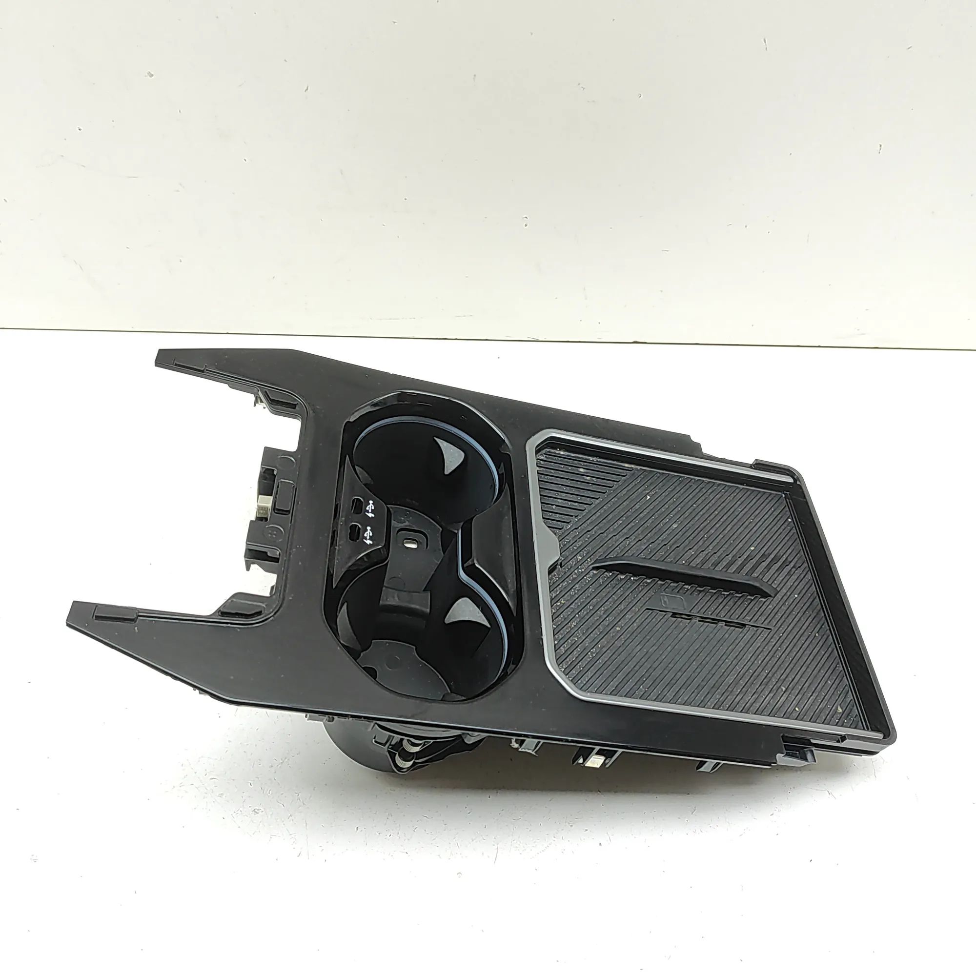 BMW 5 (G30 / G31) Cup holder
