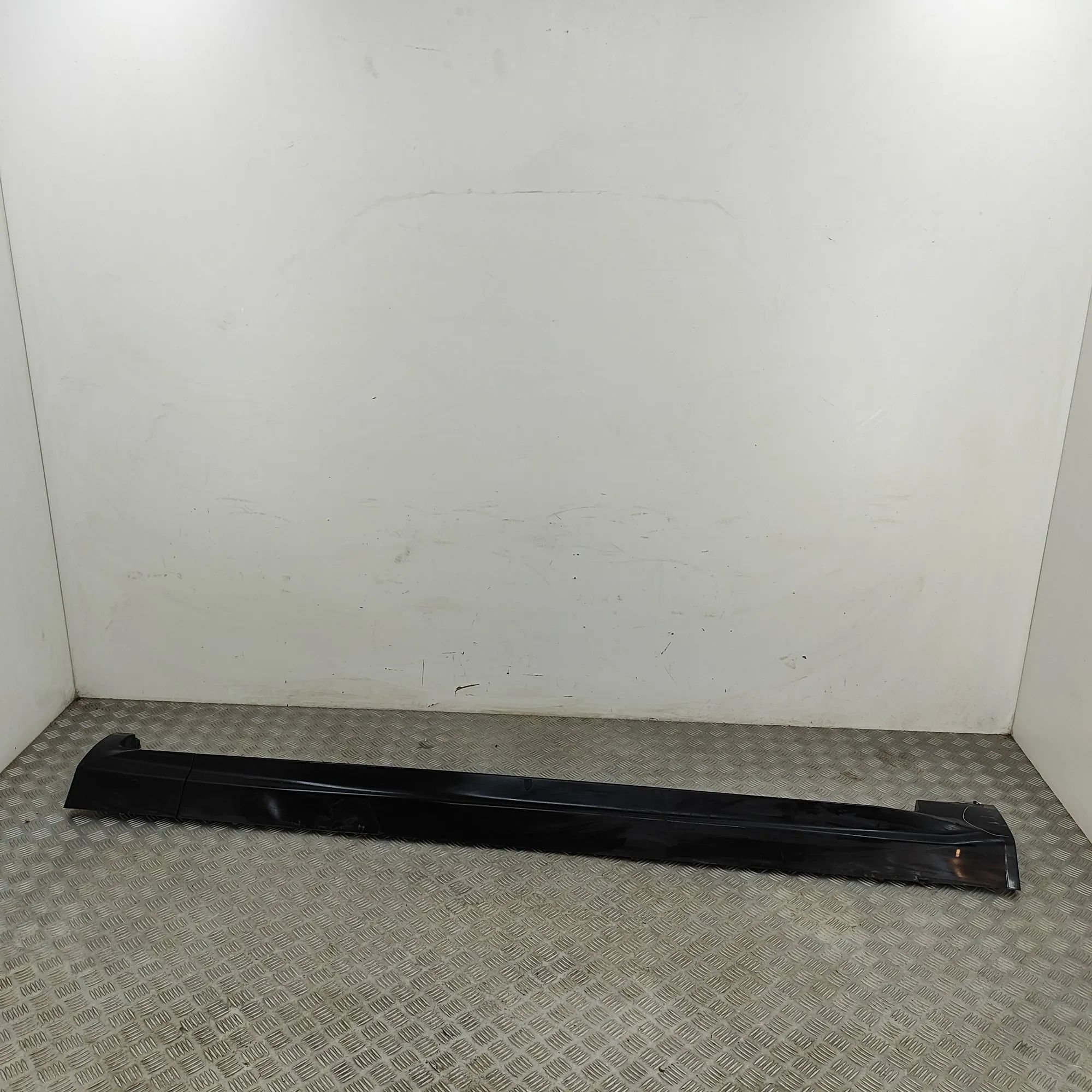 Volvo XC90 Right Side Plastic Sideskirt Cover Right Side Plastic Sideskirt Cover — VOLVO XC90...