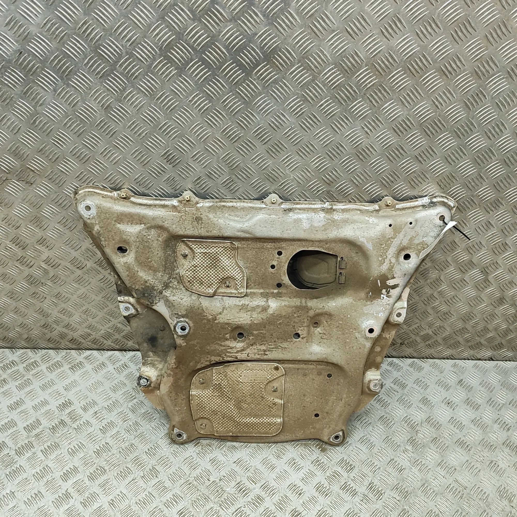 BMW X7 (G07) Engine cover Engine cover — BMW X7 (G07) (2019-...) — 687806...