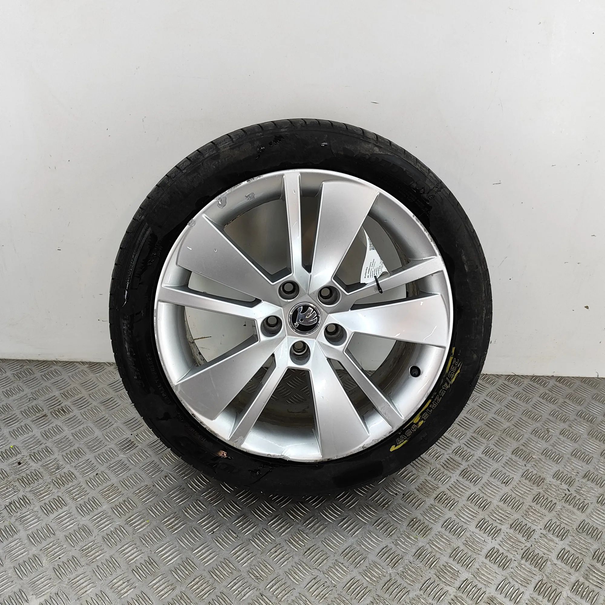 Alloy Wheel Brand/Model: SKODA SUPERB
Year: 2019
Engine: 2....