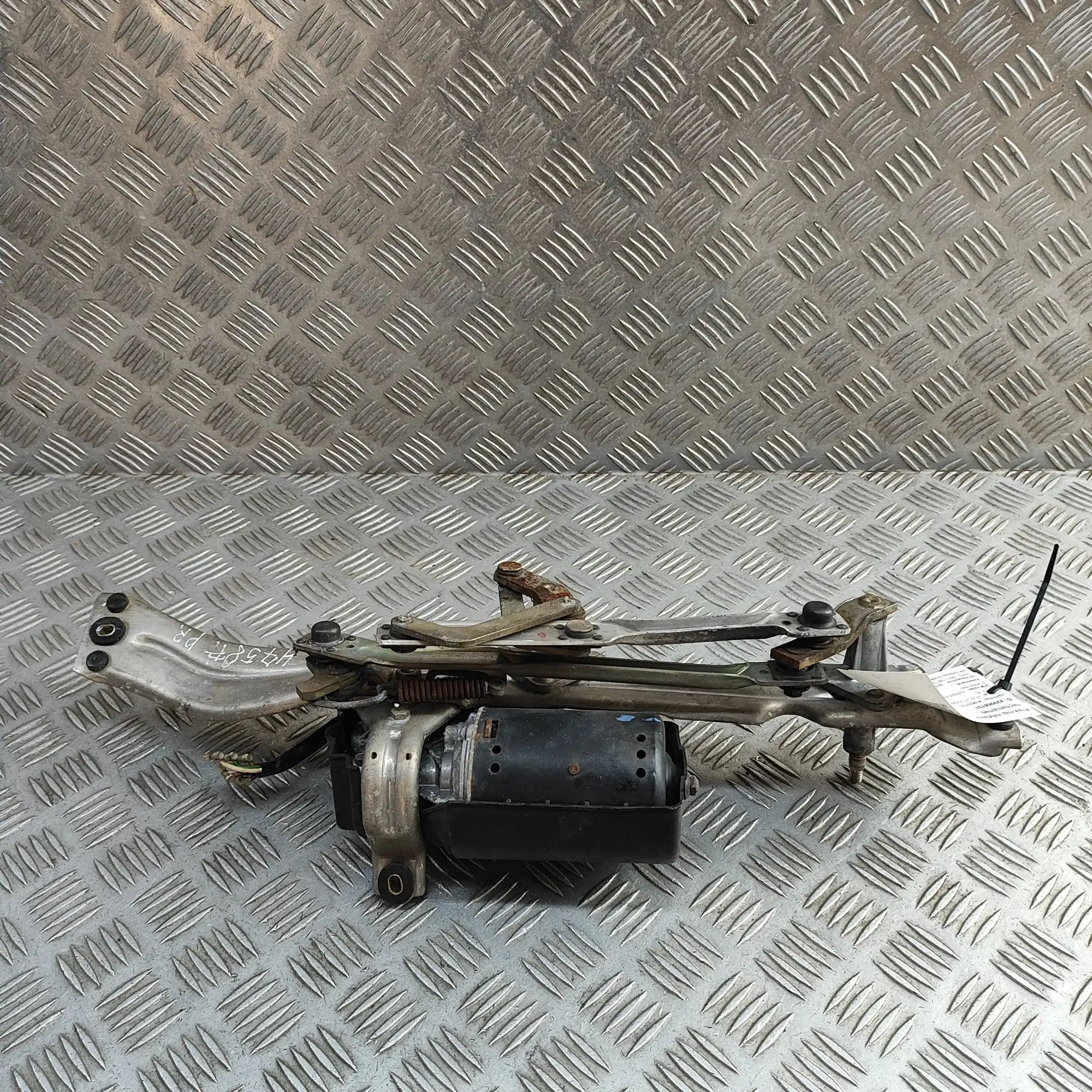 Mercedes-Benz 200 - 300 (W123) Front Windshield Wiper Mechanism Front Windshield Wiper Mechanism — MERCEDES BEN...