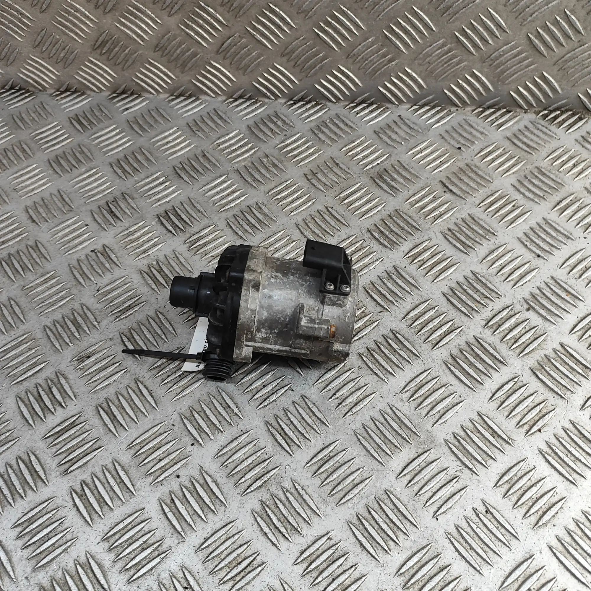 BMW X6 (E71 / E72) Auxiliary Water Pump Auxiliary Water Pump — BMW X6 (E71, E72) (2007-...