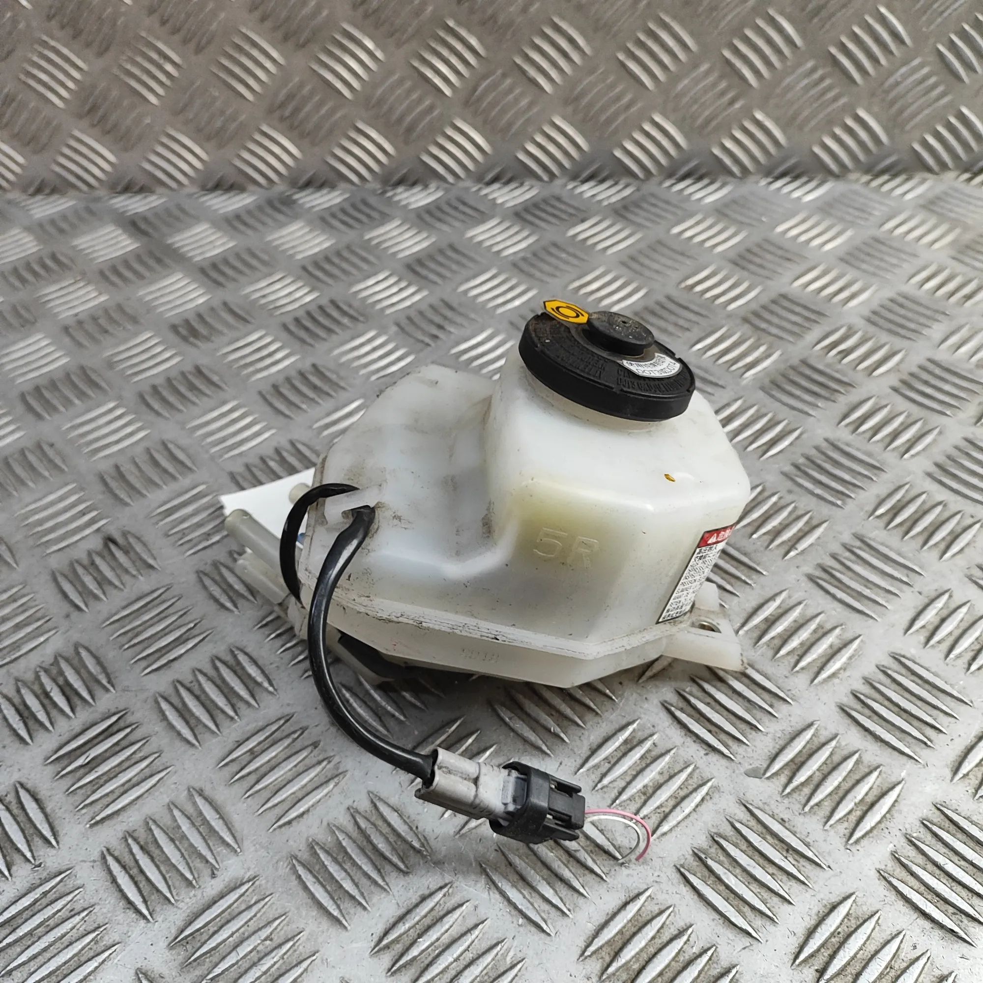 Toyota Prius+ Brake Fluid Reservoir Brake fluid reservoir — TOYOTA PRIUS (PLUS _W4_...