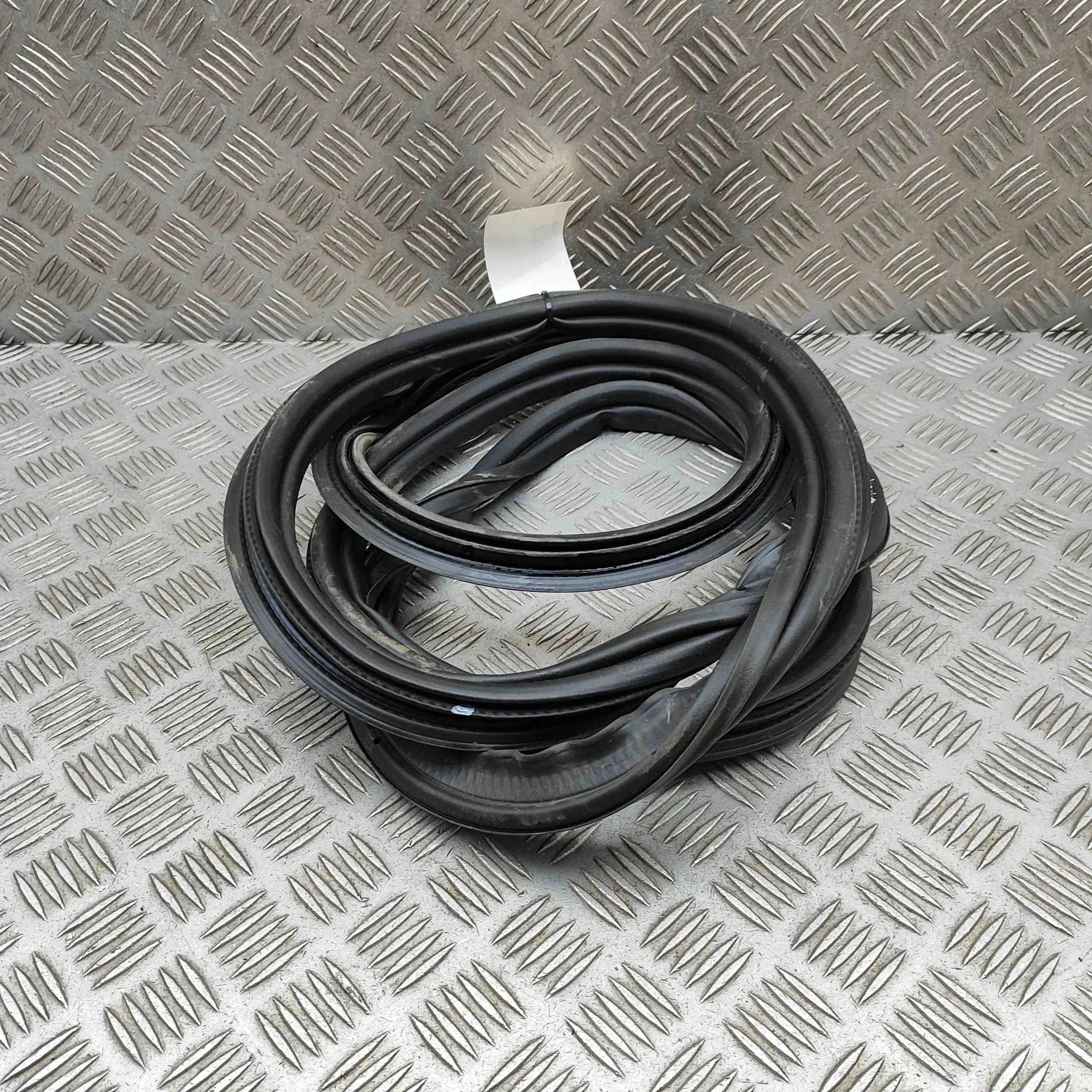 Volkswagen Tayron Tailgate rubber seal Tailgate rubber seal — VW TAYRON (R41) (2024-.....