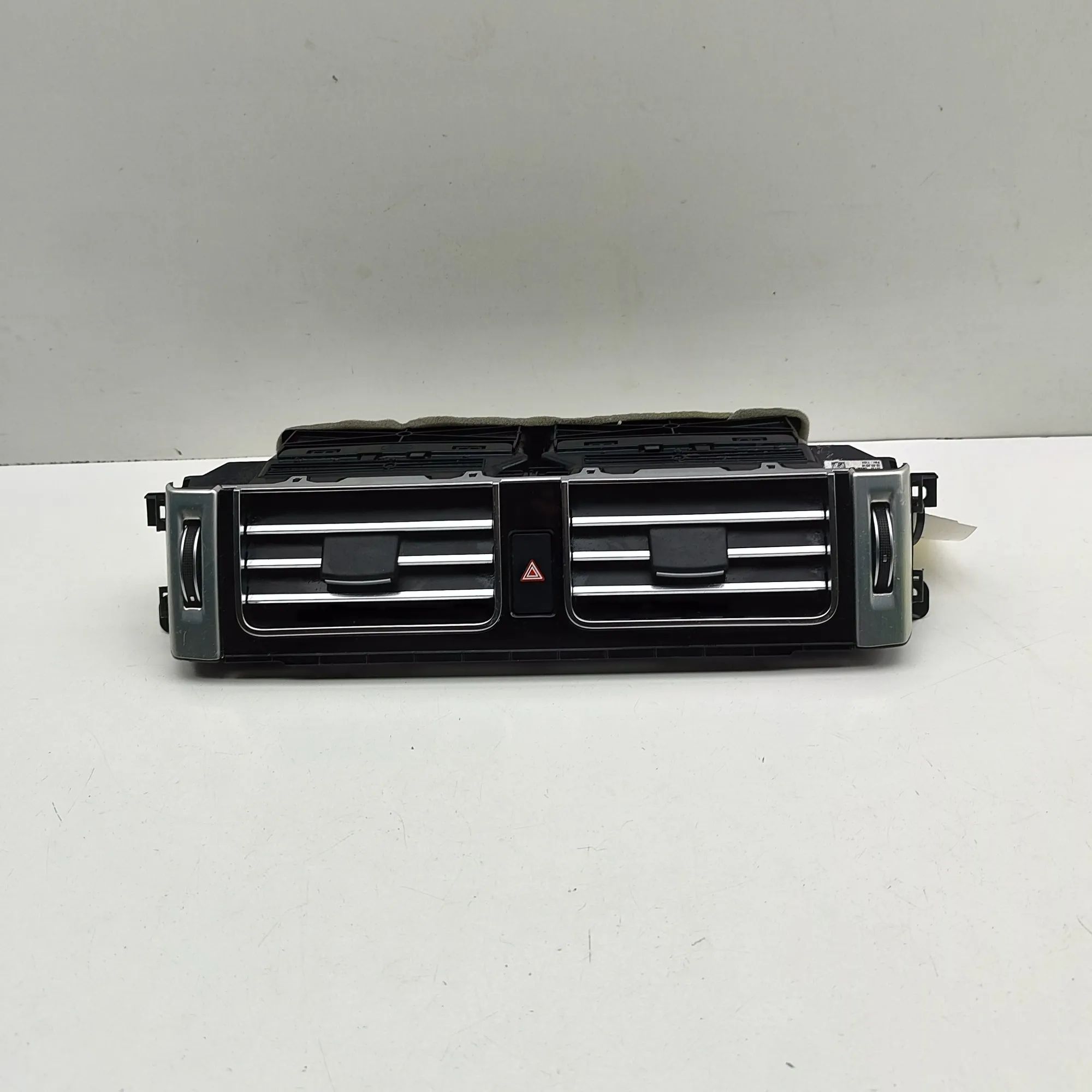 Land Rover Range Rover (L405) Dashboard Air Vents Dashboard Air Vents — LAND ROVER RANGE ROVER (I...