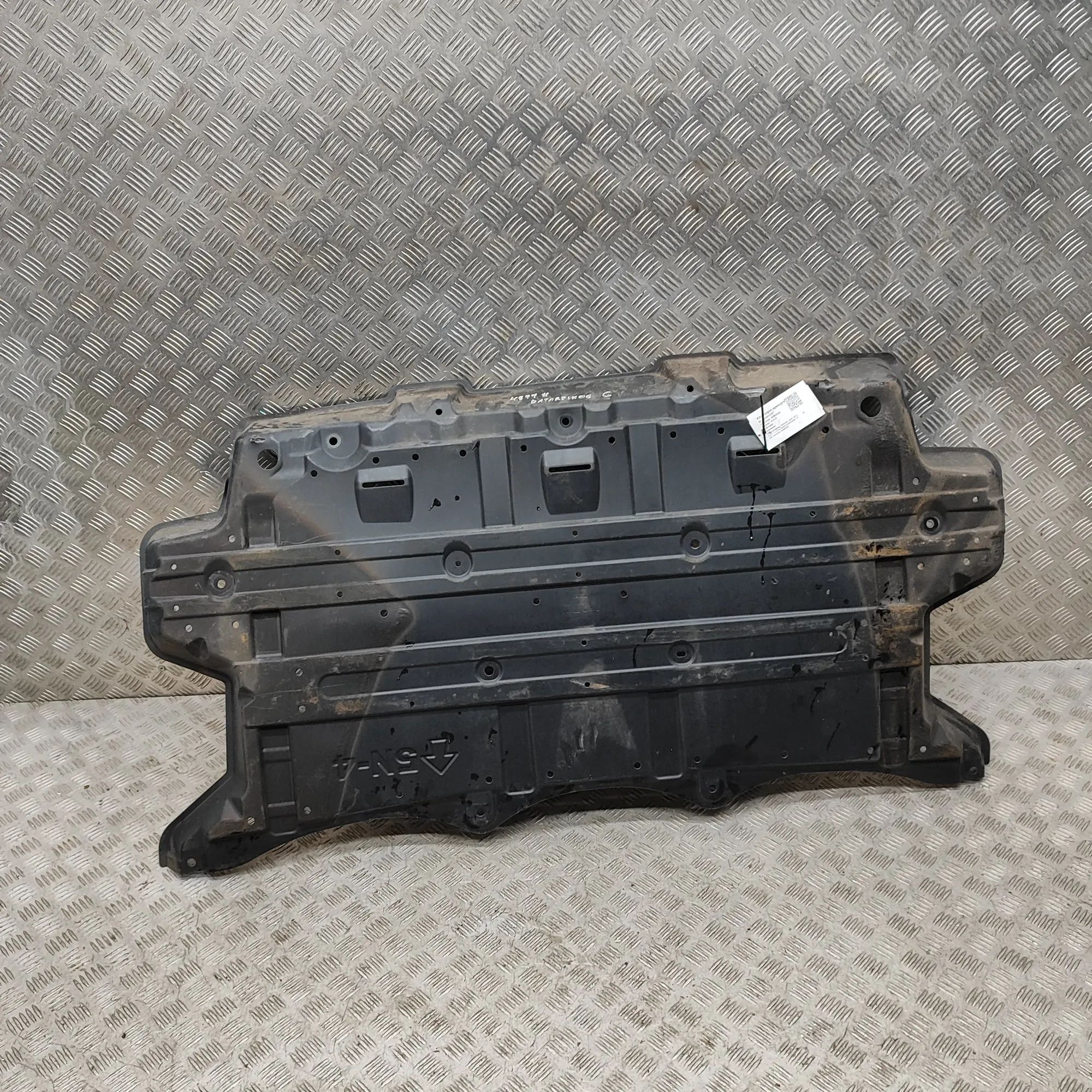 Nissan Leaf Rear Middle Underbody Cover Rear Middle Underbody Cover — NISSAN LEAF (ZE1)...