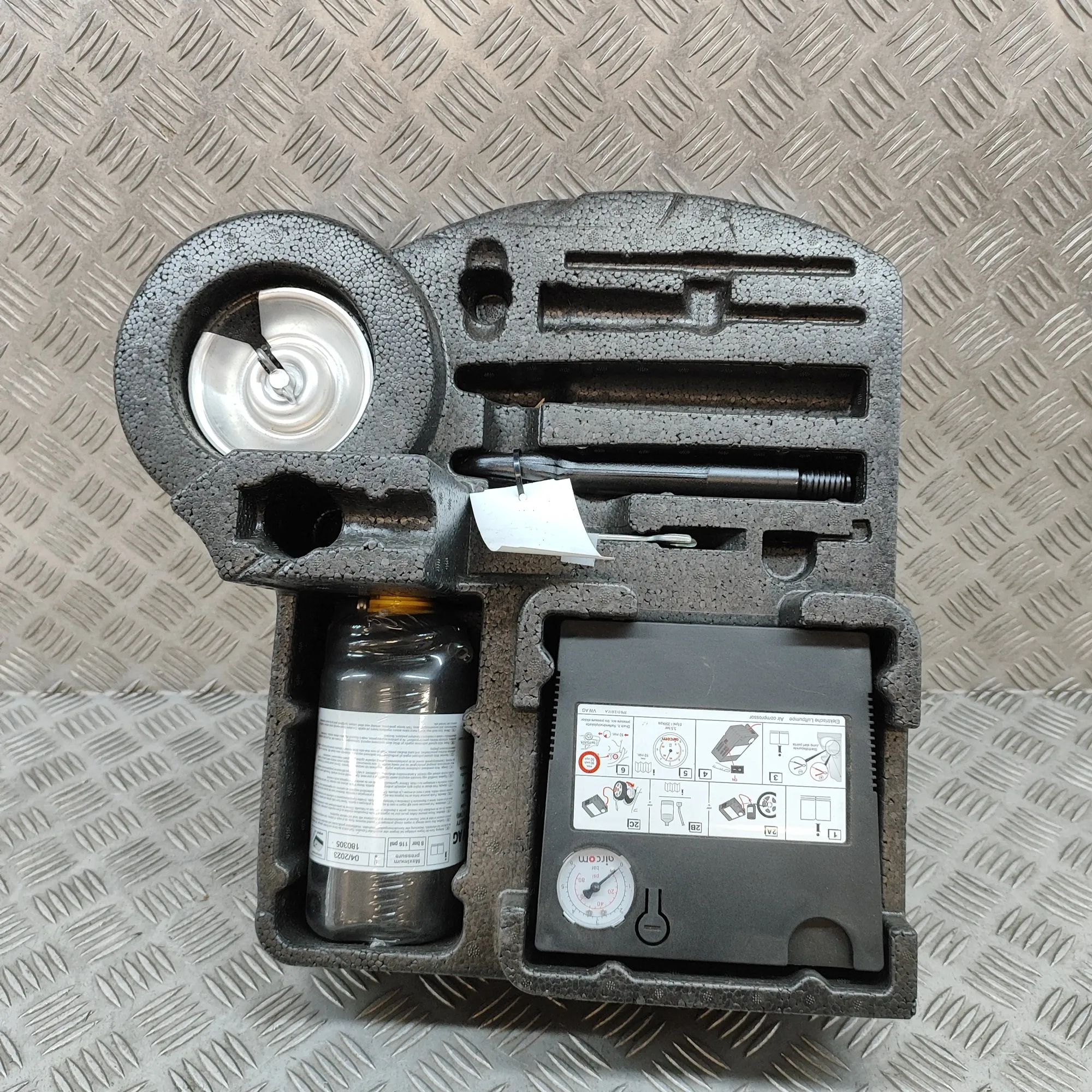 Volkswagen Touareg Tool Kit Tool Kit — VW TOUAREG (CR7) (2017-...) — 760012...