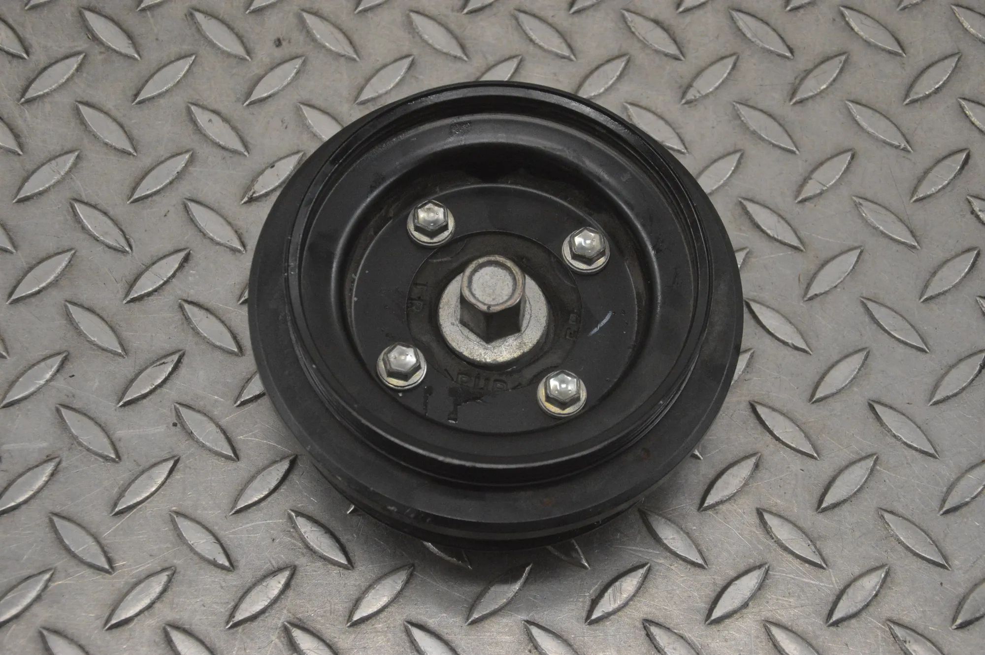 Toyota Land Cruiser 150 Kampiakselin hihnapyörä Crankshaft pulley — TOYOTA LAND CRUISER (_J15_)...