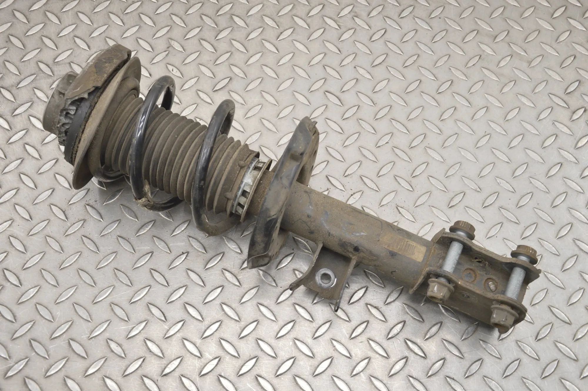 Mercedes-Benz CLA (C117) Shock absorber — front left Shock absorber — front left — MERCEDES BENZ CLA...